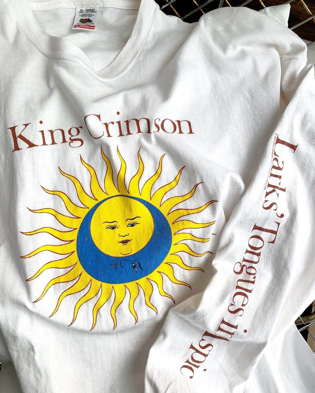 のインスタグラム：「入荷日オープンしました！ 昨日ご紹介できなかったvintage バンTまだまだあります！ 皆さまのご来店お待ちしております😊 . [#jammru_tee] '95 KING CRIMSON ロンT! . 商品のお問い合わせは9/22日曜日以降お電話で承ります。 . #お問い合わせはお電話で承ります #jammru #osaka  #fashion  #streetstyle  #streetfashion  #vtg  #vintage  #used  #usedclothing  #古着 #古着屋 #ファッション #70s #80s #90s #vintageshirt#Tshirt#tee#vintagetshirt#rocktshirt#bandtshirt#kingcrimson」