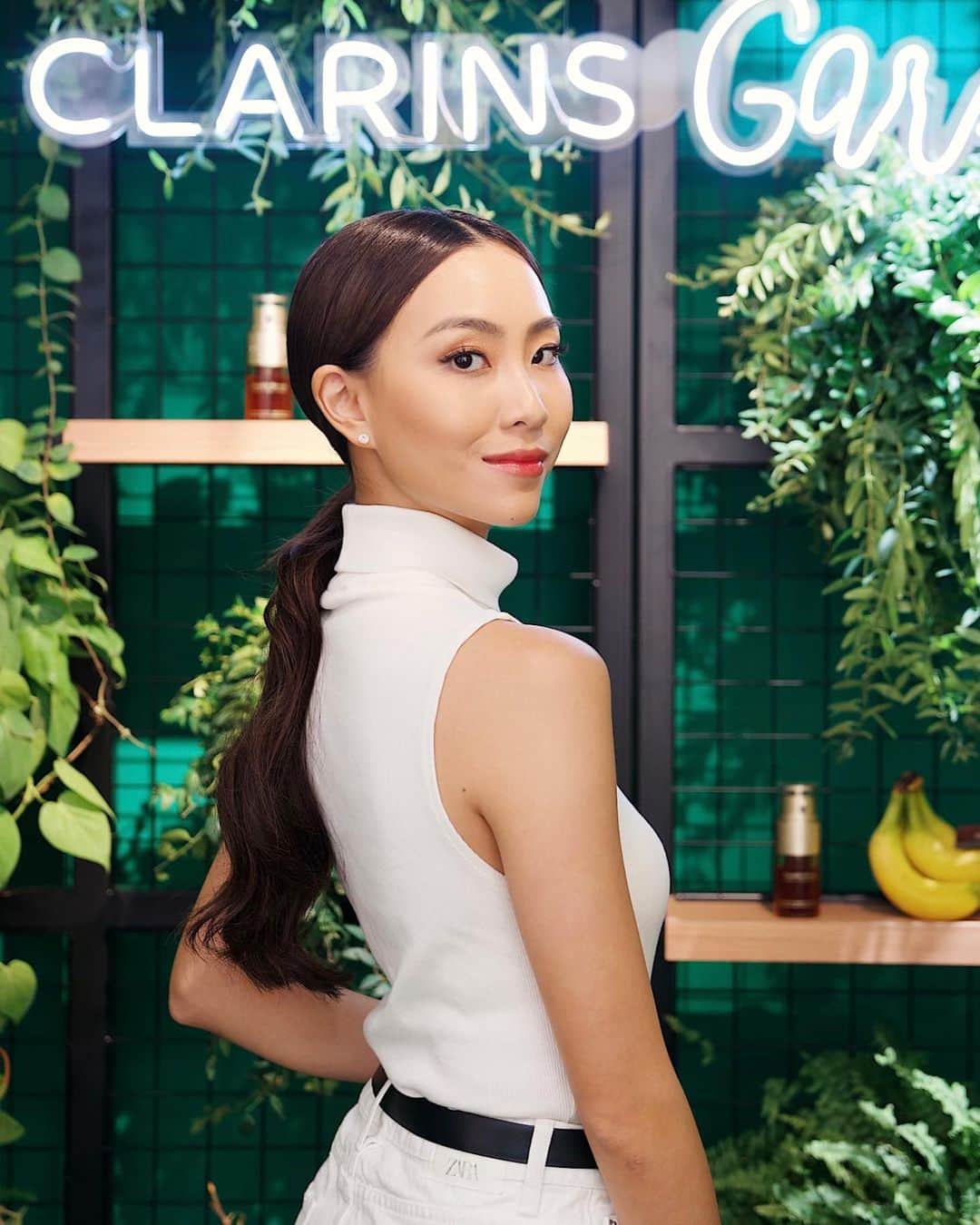 ソニアのインスタグラム：「Tag a bff that you wanna experience the HOUSE OF CLARINS with! Click the link in my bio to pamper yourself with @clarinssg at their pop up outside Mandarin Gallery from now to 12 Oct! There’s tons of beautiful photo spots there and you even walk away with complimentary skincare and free @heyteasg bubble tea!! 🥳🥰 Don’t miss it 💋  #houseofclarins」