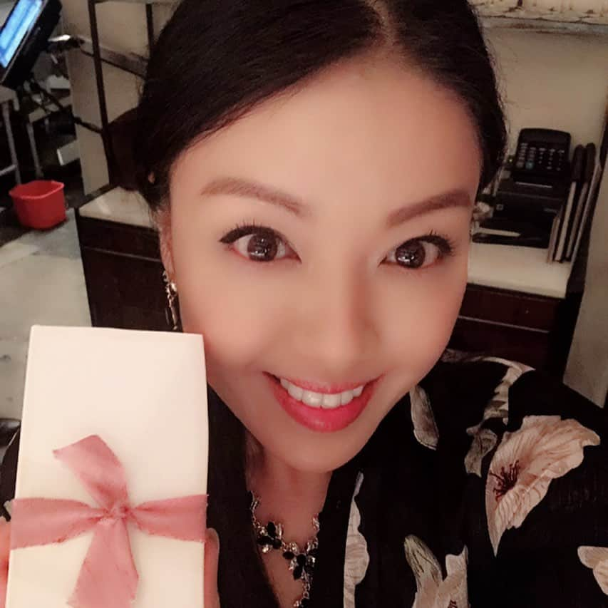 伊藤由奈のインスタグラム：「Thank you for all the birthday wishes!🥰🥰🥰🙏🙏🙏沢山のbirthdayメッセージありがとうございます！😍😍😍💕💕💕只今ロスアンゼルスのあるスタジオでお仕事してま〜す！🎶最高〜〜〜！🎵#birthdaygirl #nomnom #italianfood #pizza #meatballs #burrata #cake #delicious #soblessed #music #songs #work #singer 😍💞」