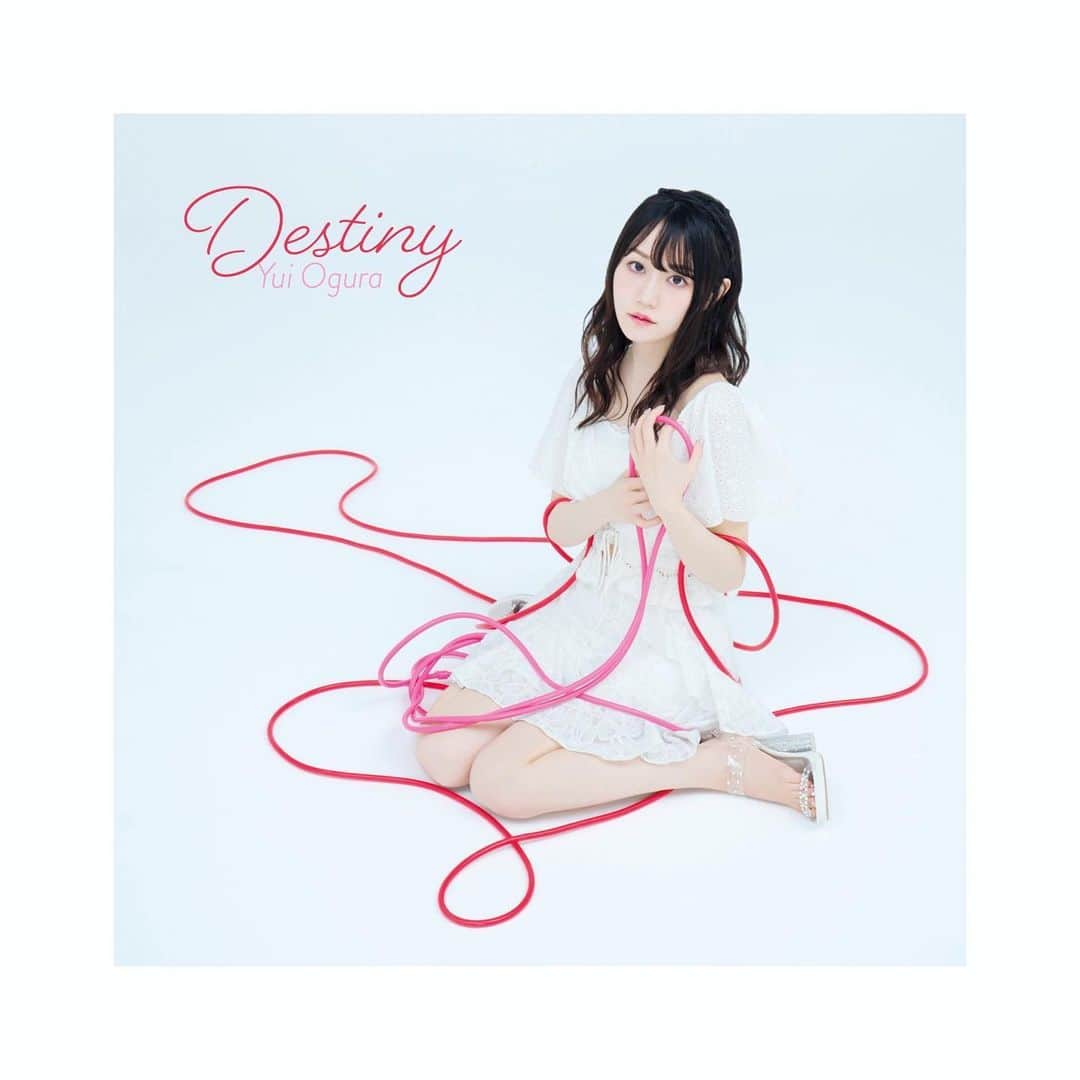 小倉唯さんのインスタグラム写真 - (小倉唯Instagram)「10月30日(水)発売 「Destiny」のジャケ写が公開されましたよ🙂🧵 カップリングの曲の「赤いリボン」では、作詞に参加しました♪運命の赤い糸をテーマに描いた楽曲になります〜お楽しみに❣️ http://ogurayui.jp/info/2177/  #小倉唯 #Destiny」9月21日 13時51分 - yui_ogura_official