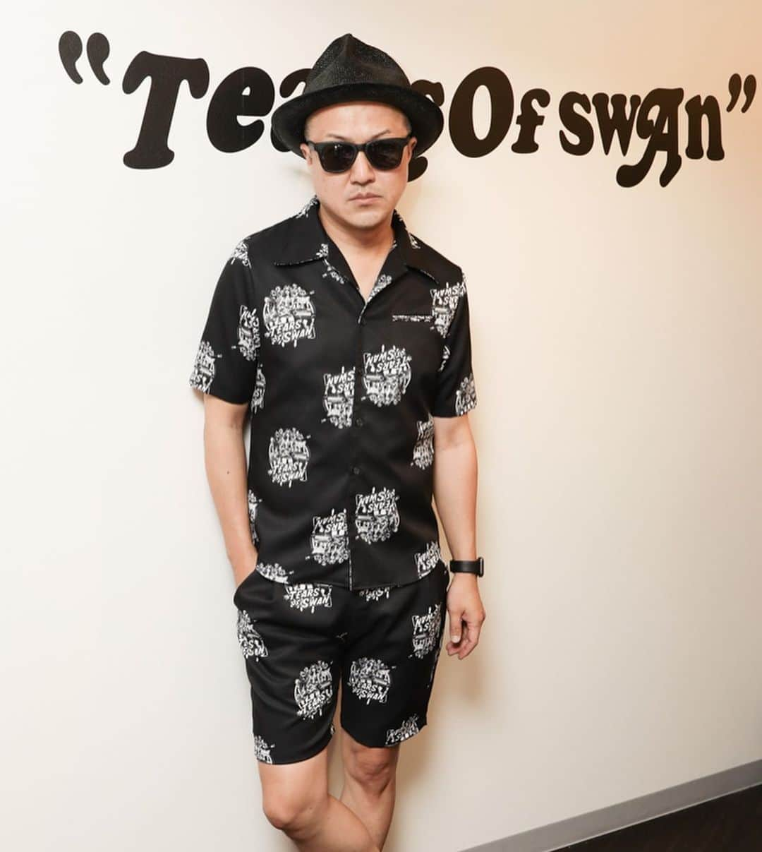 白鳥雪之丞さんのインスタグラム写真 - (白鳥雪之丞Instagram)「TEARS OF SWAN×Rockin Jelly Bean-OPEN COLLAR SHIRTS、HALFPANTSになります!! 博多阪急店頭、official webshopでも引き続きオーダー受付中になりますので宜しくお願い致します(^^)👕📝 TEARS OF SWAN×Amijed/DEPARTMENT STORE TOUR-2019  BRAND:Tears of Swan  Amijed  2019.9/18(wed)〜9/24(tue) 月曜〜木曜、日曜/10:00〜20:00 金曜、土曜/10:00〜21:00 博多阪急 〒812-0012 福岡市博多区博多駅中央街1番1号 3F イベントステージ3 (OPENCOLLAR SHIRTS) http://tears-of-swan.shop-pro.jp/?pid=143858488 (HALF PANTS) http://tears-of-swan.shop-pro.jp/?pid=143858607 (モデル着用Sサイズ、webshopでのオーダー分は10月上旬から発送になります) ※プロフィール下のURLからofficial websiteがご覧頂けます  @tears_of_swan  #tearsofswan  #rockinjellybean  #tshirt  #tシャツ #博多阪急」9月21日 13時50分 - yukinojoeshiratori