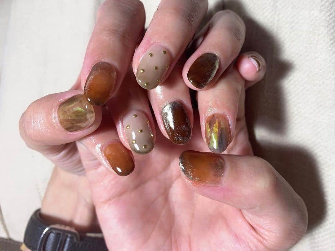 宮崎由加さんのインスタグラム写真 - (宮崎由加Instagram)「New nail . . 全体的にくすんだ色味にしてもらいました！ こういう色んな色を重ねたネイル大好き。かわいい。。。 . 秋だからっていうのもあるけど私みたいなイエローベースの肌にはこういう色味が馴染みやすくて指が綺麗に見える〜。 . シルバーのアクセサリー、ゴールドのアクセサリーどっちにも合わせやすいです🥴 . . @chiekonakayama さんネイルです💕 . . #宮崎由加  #なかやまちえこ さん #nail  #秋色ネイル  #くすみネイル  #ネイル  #ミラーネイル」9月21日 14時04分 - yuka_miyazaki.official