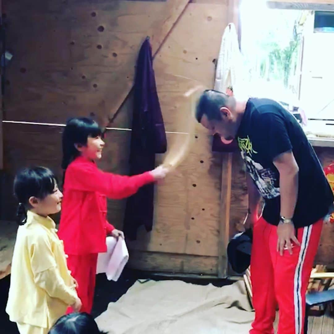 くっきー（川島邦裕）さんのインスタグラム写真 - (くっきー（川島邦裕）Instagram)「#幼な子は #無邪気なり #アダルトの頭部を #角材で叩くなり #コレ #無邪気なり」9月21日 13時59分 - nikuguso_taro