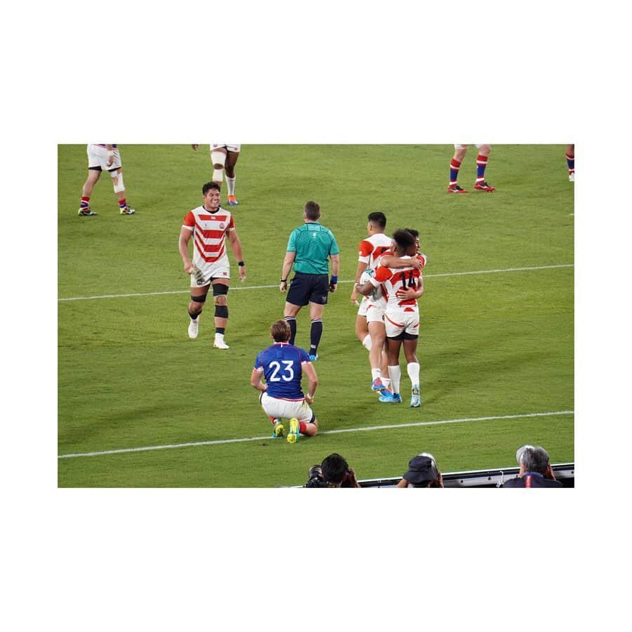 小熊美香さんのインスタグラム写真 - (小熊美香Instagram)「＊ ㊗️勝利🏉  初めて生で観るラグビーワールドカップ！ 選手達の白熱したプレーにも、 会場のお祭りのような雰囲気にも 大興奮🙌！！！！ ＊ ＊  子熊くんはと言いますと… 開会式〜前半にかけては ムシャムシャ、ムシャムシャ とにかく食べ続け…😅 ＊ ＊ その後お腹いっぱいになって スーっと寝てくれたので、 パパとママは全力で観戦出来ました 笑✌️ ＊ ＊ あの大歓声、爆音の中でも眠りにつき、 一度寝たら決して起きない その睡眠力にも驚きでした 笑🤤🤣 ＊ ＊ #ラグビーワールドカップ開幕戦 #決勝まで目が離せない！ #ちなみに帰りは #各停に乗って座ってのんびり帰りました🚃 #寝ている子熊くんを抱えて #満員電車に乗る体力が残っていなかった🤣」9月21日 14時02分 - ogumamika