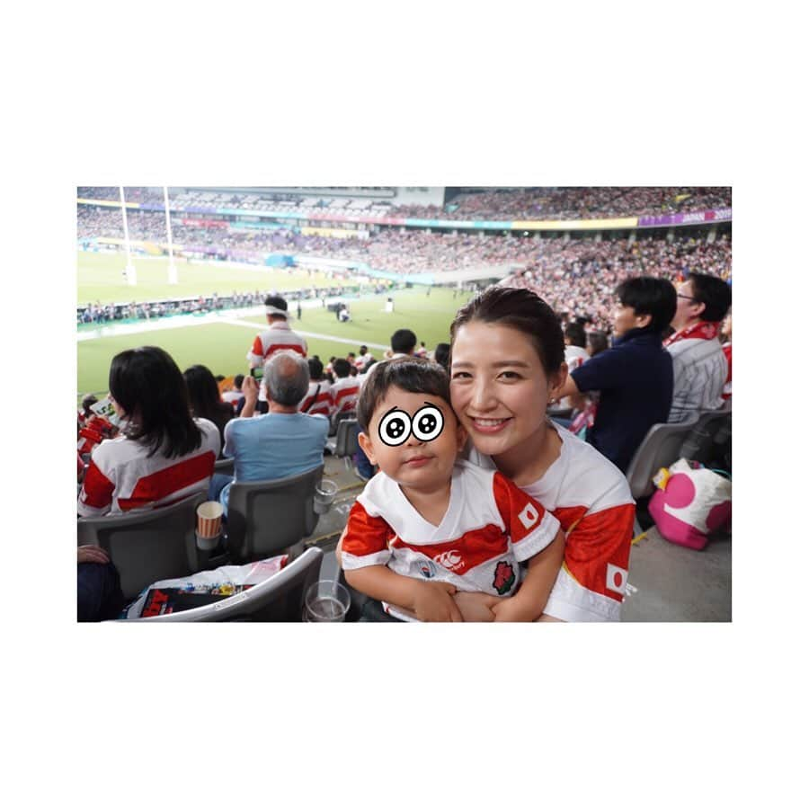 小熊美香さんのインスタグラム写真 - (小熊美香Instagram)「＊ ㊗️勝利🏉  初めて生で観るラグビーワールドカップ！ 選手達の白熱したプレーにも、 会場のお祭りのような雰囲気にも 大興奮🙌！！！！ ＊ ＊  子熊くんはと言いますと… 開会式〜前半にかけては ムシャムシャ、ムシャムシャ とにかく食べ続け…😅 ＊ ＊ その後お腹いっぱいになって スーっと寝てくれたので、 パパとママは全力で観戦出来ました 笑✌️ ＊ ＊ あの大歓声、爆音の中でも眠りにつき、 一度寝たら決して起きない その睡眠力にも驚きでした 笑🤤🤣 ＊ ＊ #ラグビーワールドカップ開幕戦 #決勝まで目が離せない！ #ちなみに帰りは #各停に乗って座ってのんびり帰りました🚃 #寝ている子熊くんを抱えて #満員電車に乗る体力が残っていなかった🤣」9月21日 14時02分 - ogumamika