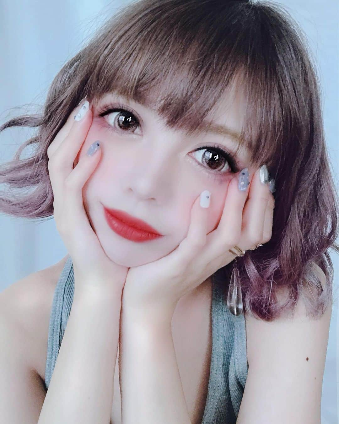 橘咲良さんのインスタグラム写真 - (橘咲良Instagram)「赤いピアスが欲しいなっ🍒❤ ･ ラフな巻き髪🎀 もっと強めなのが好きだけど オバチャンになりやすい😭 ･ @beautyplus_jp  #キングラビッツ  #橘咲良 #だぞ  #ラフ #巻き髪 #ショート #パーマ風 #ヘアアレンジ  #ピンク #カラーワックス #グレーネイル」9月21日 14時13分 - tachibanasakuradazo