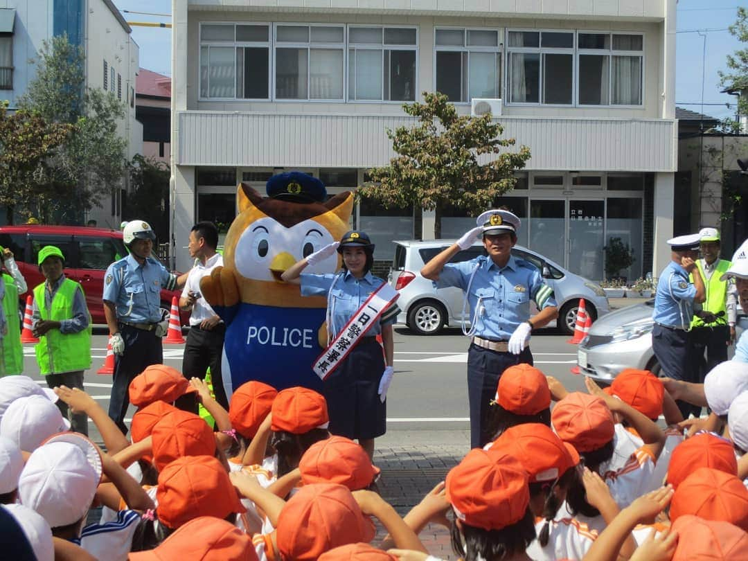 本仮屋リイナさんのインスタグラム写真 - (本仮屋リイナInstagram)「#愛知県警察広報課 のtwitterより  9月20日、一日警察署長に #本仮屋リイナ さんを委嘱し、田原市役所で"田原チャレンジゼロ"出発式や交通安全パレードを実施しました🚔 パレード終了後には、 #はなとき通り において地元の幼稚園児たちと啓発チラシ等を通行車両に配布して交通安全を呼びかけました。 🐥🍎🍀🐥🍎🍀🐥🍎 #ありがとうございました！！」9月21日 14時13分 - riina_motokariya