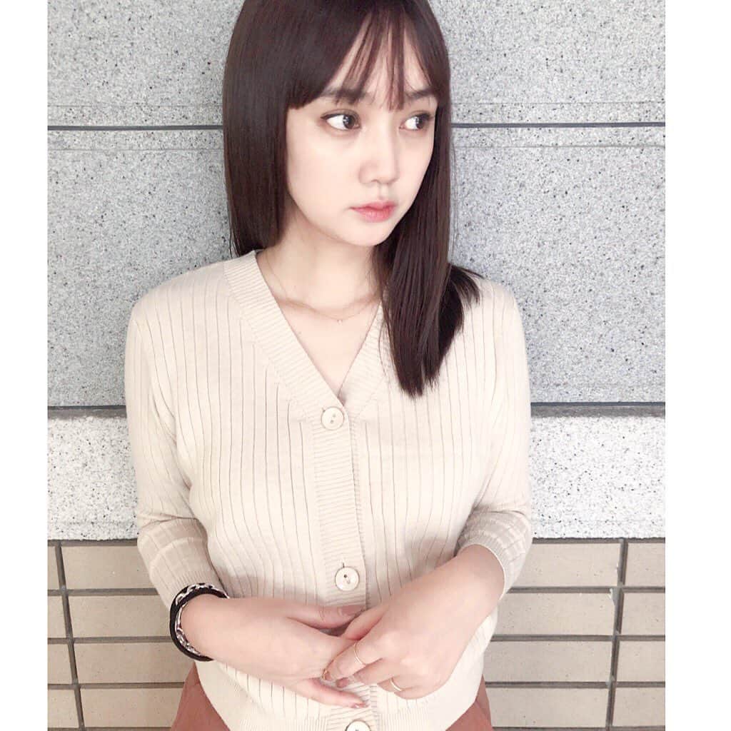 西本早希のインスタグラム：「・ カーディガン1枚で着れる季節になった 🍂！ 丈感も好きな感じ〜  @fifth_store ・ ・ #fifth #fifthtl  #フィフス  #カーディガン #コンパクトリブニットカーディガン #カジュアル #平均身長コーデ #パンツコーデ」