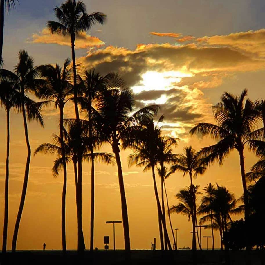 マキ・コニクソンさんのインスタグラム写真 - (マキ・コニクソンInstagram)「今日は朝からお天気がイマイチだったけどサンセット タイムは 綺麗だった！✨✨ この時間帯のハワイ好きっ！❤️❤️ #ハワイのおすそ分け🤙🏼 #ハワイ最高！ #今日はコオリナ日和」9月21日 14時07分 - makikonikson