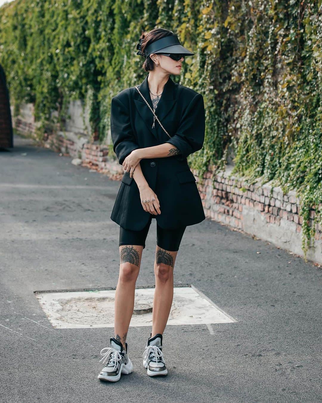 のインスタグラム：「MFW Street Fashion Style 📸📸 @jaylim1  밀라노 패션위크 스트릿 스타일 . . #写真 #outfitideas #styleoftheday #ファッション #フォトグラファー #instafashion #파리 #東京 #서울패션위크 #sfw #오오티디 #nyc #koreafashion #패션그램 #womenswear #nyfw #데일리그램 #outfit #ootd #street #streetfashion #streetphoto #가로수길 #이태원 #사진 #스트릿패션 #모델 #wiwt #nyfw #pfw」