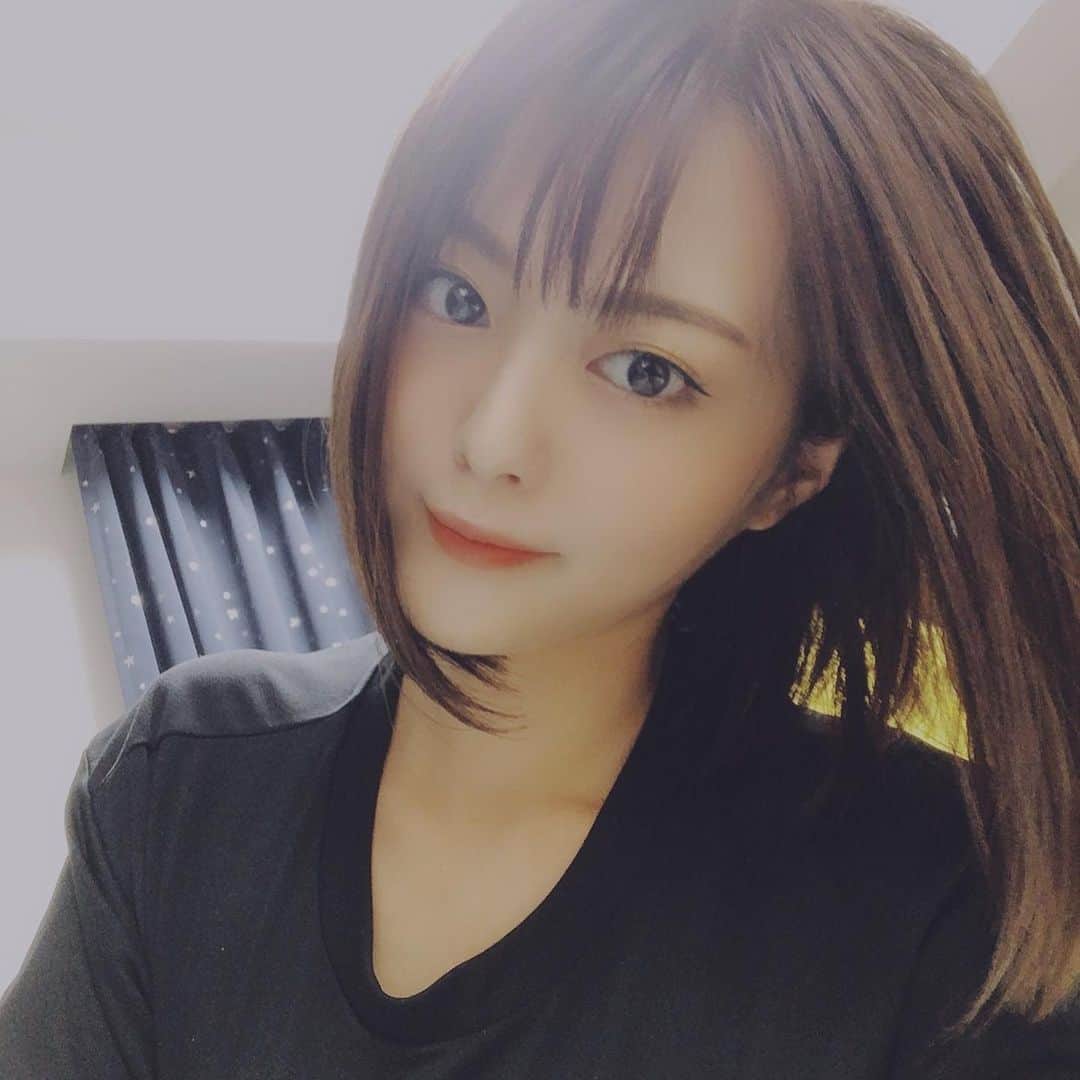 比良祐里のインスタグラム：「秋ですねー🎃🍁🍄🌰 リップは @celvoke.jp の9番と23番💓 アイシャドウはプレゼントで頂いた @tomfordbeauty 💄 . .  #秋メイク #オレンジブラウンメイク #裸眼 #裸眼メイク」
