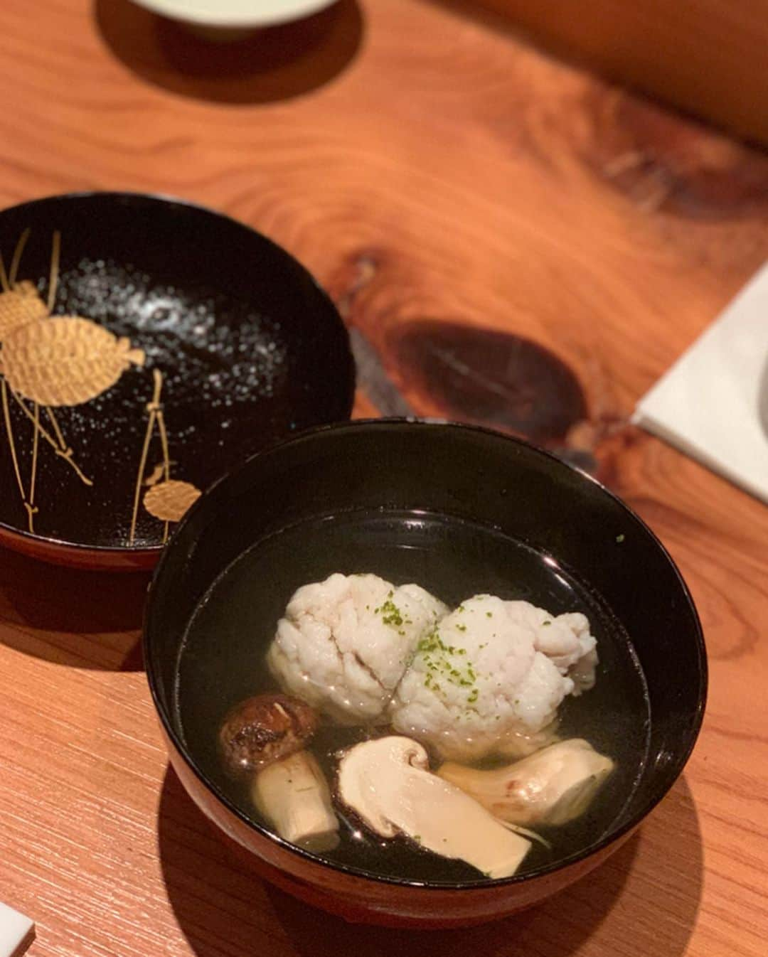 沢瀉美緒さんのインスタグラム写真 - (沢瀉美緒Instagram)「※ Full moon 🌕 dinner . 満月の夜のディナー。 . 松茸が食べたくて、でも少しだけ食べたくて アラカルトでいただける荒木町の 燗コーヒー藤々に✨ . ◆焼き銀杏 ◆毛蟹と柿の和え物 ◆鱧と松茸のお吸い物 ◆牛肉のタタキ ◆真鯛とカラスミの炊き込みご飯 ◆温野菜サラダ . どれもとっても美味しくて、再訪したいな。 . . #荒木町 #燗コーヒー藤々 #ミオログ」9月21日 14時27分 - mio_omodaka