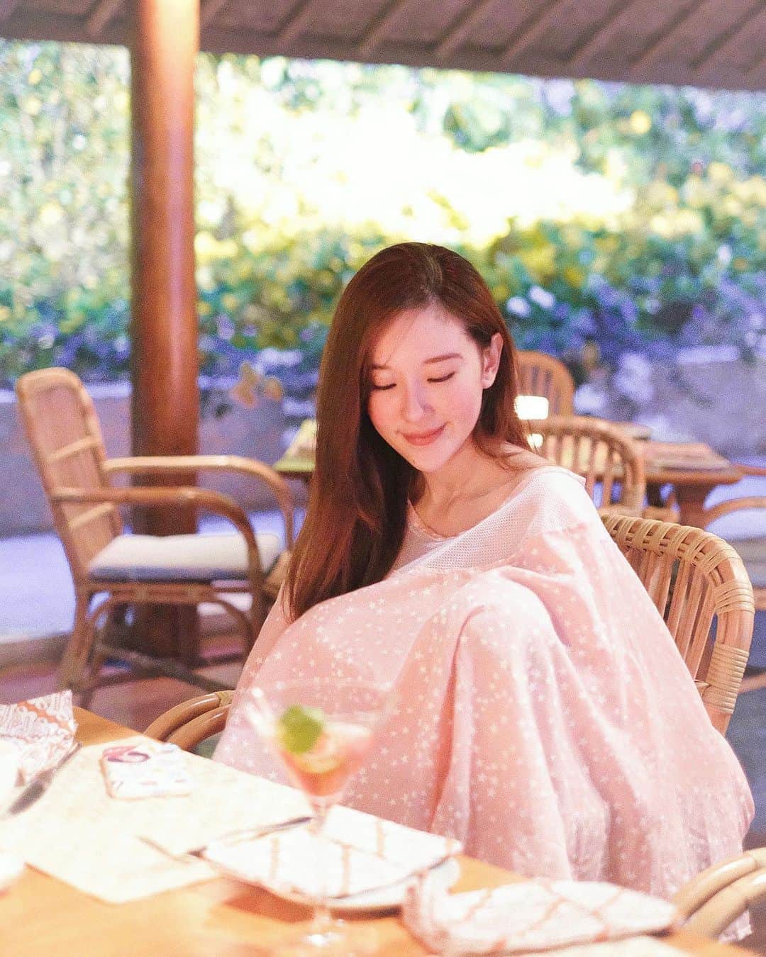 ジェシカ・ヤマダのインスタグラム：「Of all the benefits of breastfeeding, I love the bond it creates between me and the babies the most. 🥰🌸 . Swipe right to see an article about it. I guess I’m addicted to the oxytocin as well. 🤪 . Article is from @flotracker, one of my favorite apps before and during pregnancy. 🤰🏻💕 . #jessshares #breastfeeding #jessmilk」