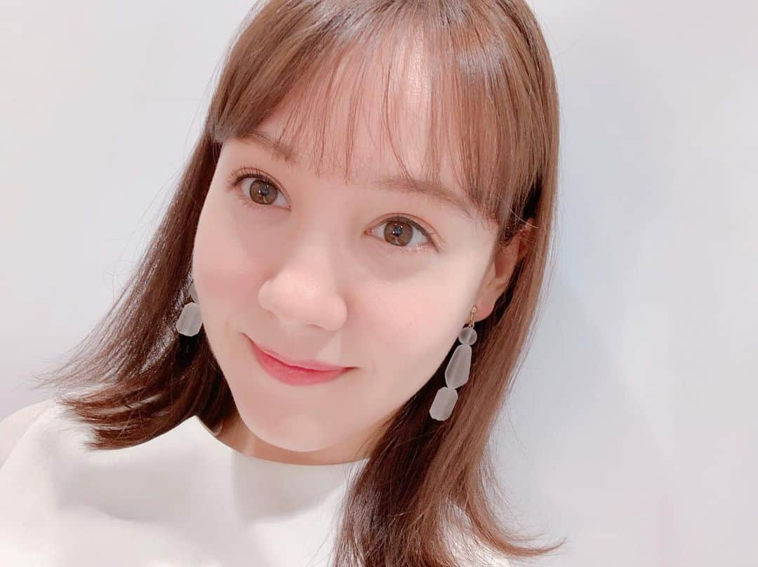 トリンドル玲奈さんのインスタグラム写真 - (トリンドル玲奈Instagram)「today's makeup:) ﻿ ﻿ 撮影後にメイク撮ってみました!﻿ ﻿ 今日はまぶたにちょっと色をのせて、﻿ ラインはちょっと控えめで…﻿ ﻿ ナチュラルがいいけど 薄すぎず、、﻿ メイクさんに教わりながら自分の目を研究中です🌱﻿ ﻿ 肌は薄ーく膜を張ったような 陶器肌が理想です♡﻿ ﻿ #千葉さんメイク💄 @mariko_chiba」9月21日 14時39分 - toritori0123