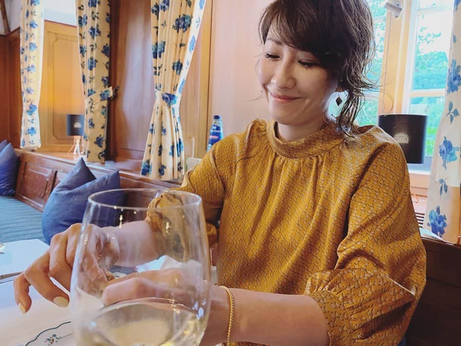風間ゆみえのインスタグラム：「同じ色でも、めぐる季節で感じる色、纏いたい色は変わります。  例えば、今シーズン、LA MARINE FRANÇAISE(マリンフランセーズ )に並ぶイエローは、秋の実りを思わせるこっくりと美味しそうなイエロー。食べもののようにファッションにも旬の色を取り入れましょう😊🧡 @la_marine_francaise_official  のInstagramには山盛りに実りのイエローが並んでいます。チェックしてみて下さいね‼︎ 私は写真のセットアップと、スタンドカラーのブラウスと、パンツを買いました😊‼︎」