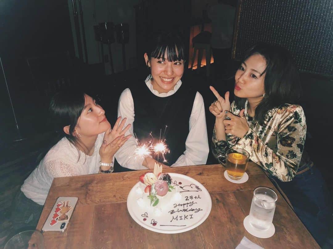 のインスタグラム：「大好きな2人がお祝いしてくれました🐰🐵﻿ ﻿ ありがとう🐯﻿ ﻿ 2人と話してると気が引き締まる☺︎﻿ これからもよろしくね！ ﻿ ﻿ #森高愛﻿ #樹麗﻿ #かわね」