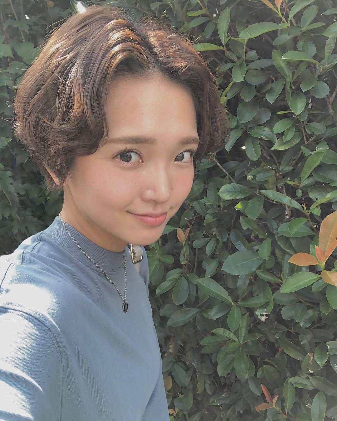 伊藤澄花のインスタグラム：「ショートにしてから写真少ないなぁって思って 久々自撮りしたら普通に照れた(笑) 涼しくなってきて秋を感じる🍁 . .  #自撮り #秋 #ショートカット #ショートヘア #ハンサムショート #暗めカラー #hair #shorthair #instagood #instagram #美容 #ママ #autumn」
