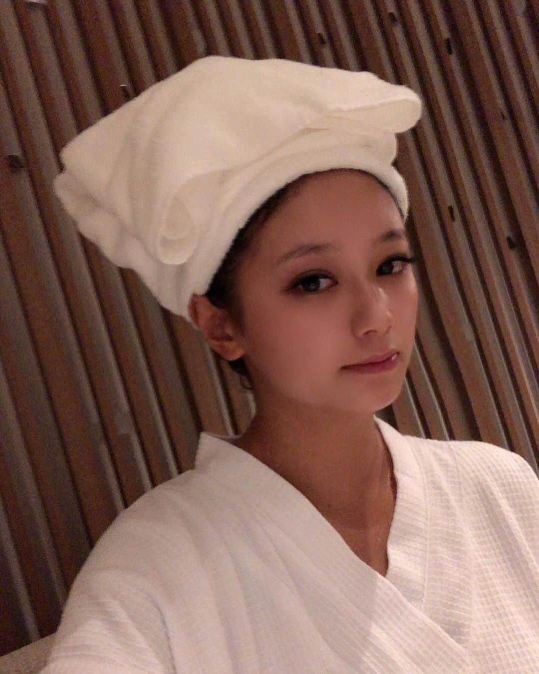 椿彩加さんのインスタグラム写真 - (椿彩加Instagram)「. 雨すぎてSPA 🧖🏾‍♀️💓 最後のタオルの巻かれ方すごない？笑 . #halekulani #halekulaniokinawa #okinawa #spa #ハレクラニ沖縄  #ハレクラニ #沖縄 #スパ #ヘッドスパ #気持ちよすぎて #即爆睡 #お風呂 #サウナ #最高」9月21日 14時45分 - ayaka_tsubaki23