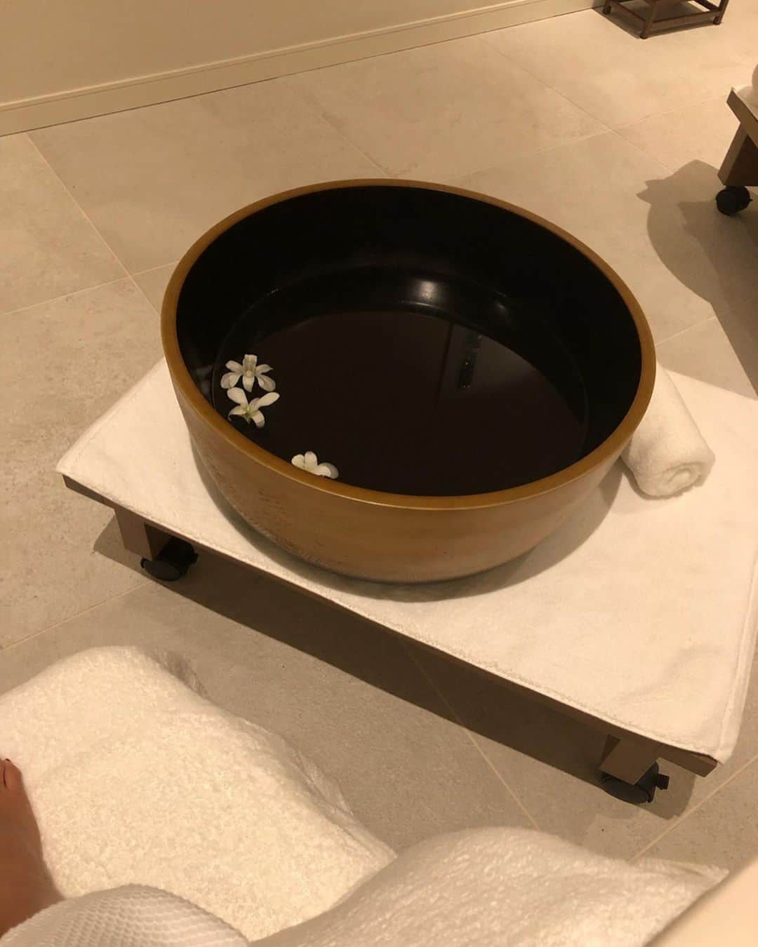 椿彩加さんのインスタグラム写真 - (椿彩加Instagram)「. 雨すぎてSPA 🧖🏾‍♀️💓 最後のタオルの巻かれ方すごない？笑 . #halekulani #halekulaniokinawa #okinawa #spa #ハレクラニ沖縄  #ハレクラニ #沖縄 #スパ #ヘッドスパ #気持ちよすぎて #即爆睡 #お風呂 #サウナ #最高」9月21日 14時45分 - ayaka_tsubaki23