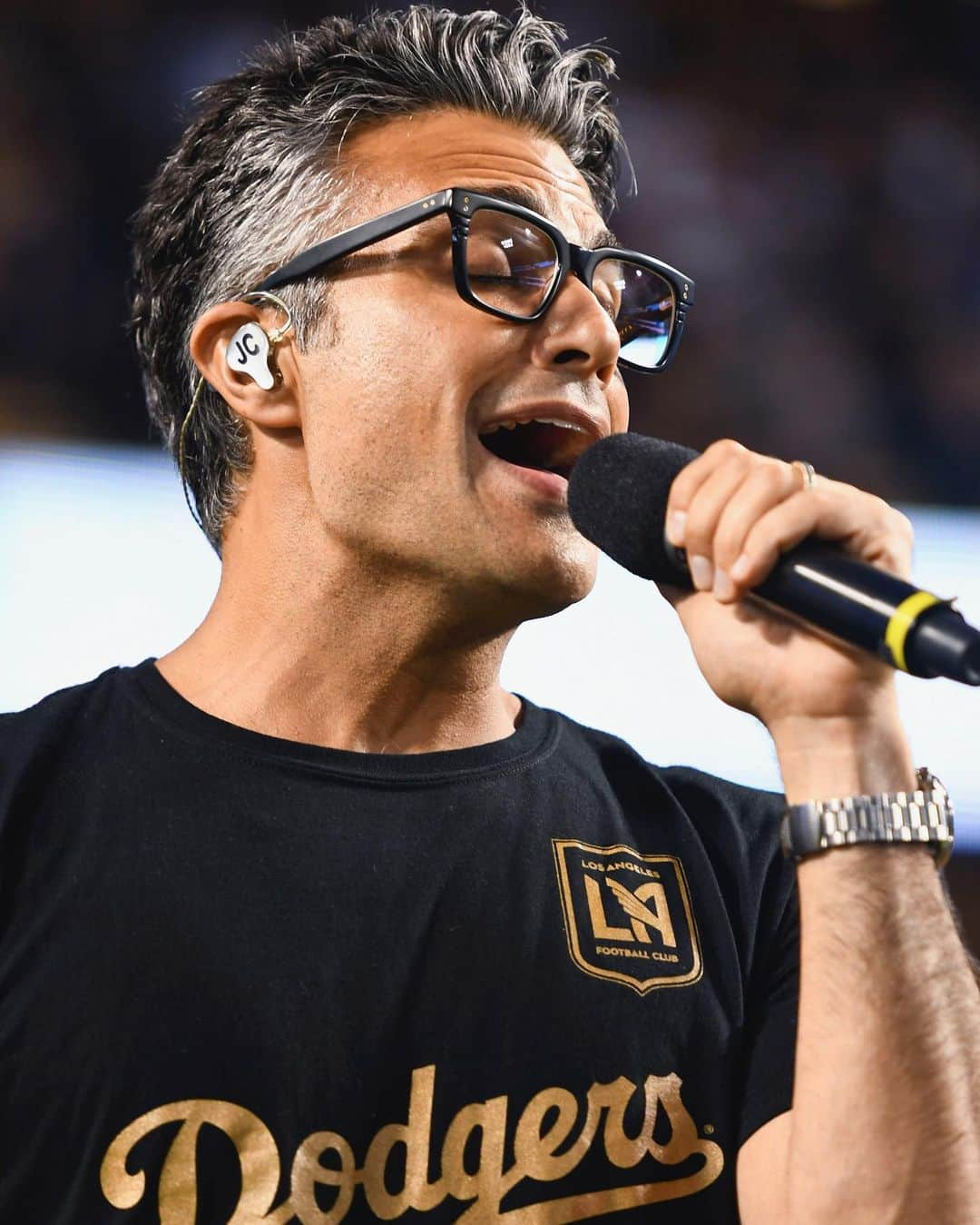 ハイメ・カミールさんのインスタグラム写真 - (ハイメ・カミールInstagram)「I have no words... Thank you @dodgers for granting me the immense honor to set foot in your historic stadium to perform the National Anthem again. All the thrills, all the joy, all the excitement are too difficult to put in words, it was way too magical 🙏🏼☺️🙇🏽‍♂️ #diadelosdodgers #lableedsblue #lafc #lafc3252 #blackandgold 🖤💛 @lafc @lafc3252 / No tengo palabras... Gracias #dodgers por permitirme pisar su histórico estadio y darme el inmenso honor de volver a cantar el Himno Nacional. La emoción y la felicidad que siento son difíciles de poner en palabras, fue demasiado mágico 🙌🏼🙇🏽‍♂️」9月21日 14時53分 - jaimecamil