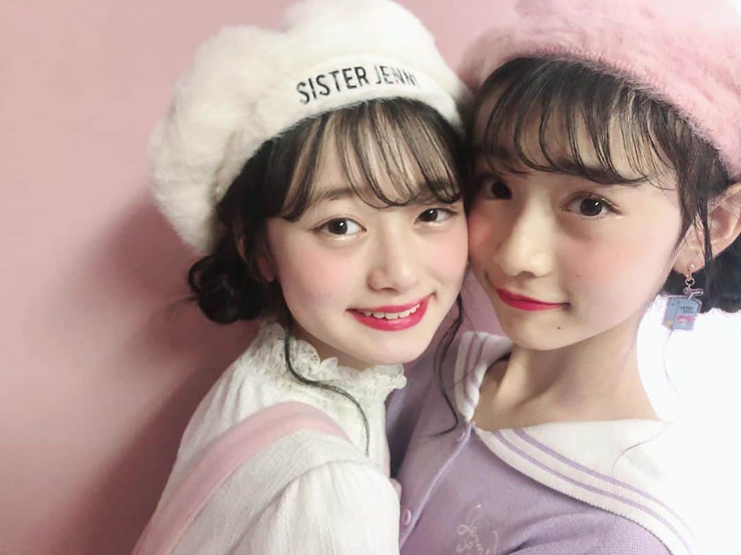 のインスタグラム：「♡☆♡☆ みんな3連休何してる~⁇ . . あきゆなおふしょっと💞🌸🎀🌷💝 #高比良由菜  #近藤藍月  #ガーリーツインズ」