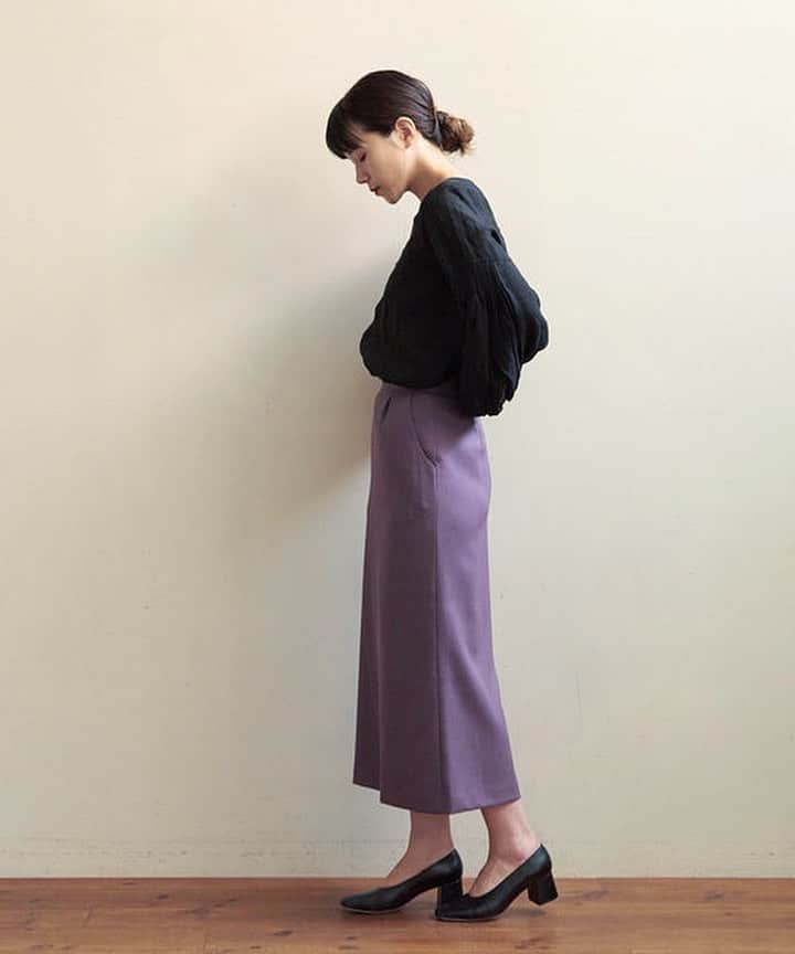 OLIKA vintage brollopのインスタグラム：「-mermaid line-  ANASTASIA mermaid line skirt  シンプルで着回しの効くタイトスカート  裾に少しだけフレアーを持たせた マーメイドラインが主張しすぎず 良いアクセントに  グレイッシュなパープルが新鮮です  #OLIKA #ambidex #19aw #skirt #purple」