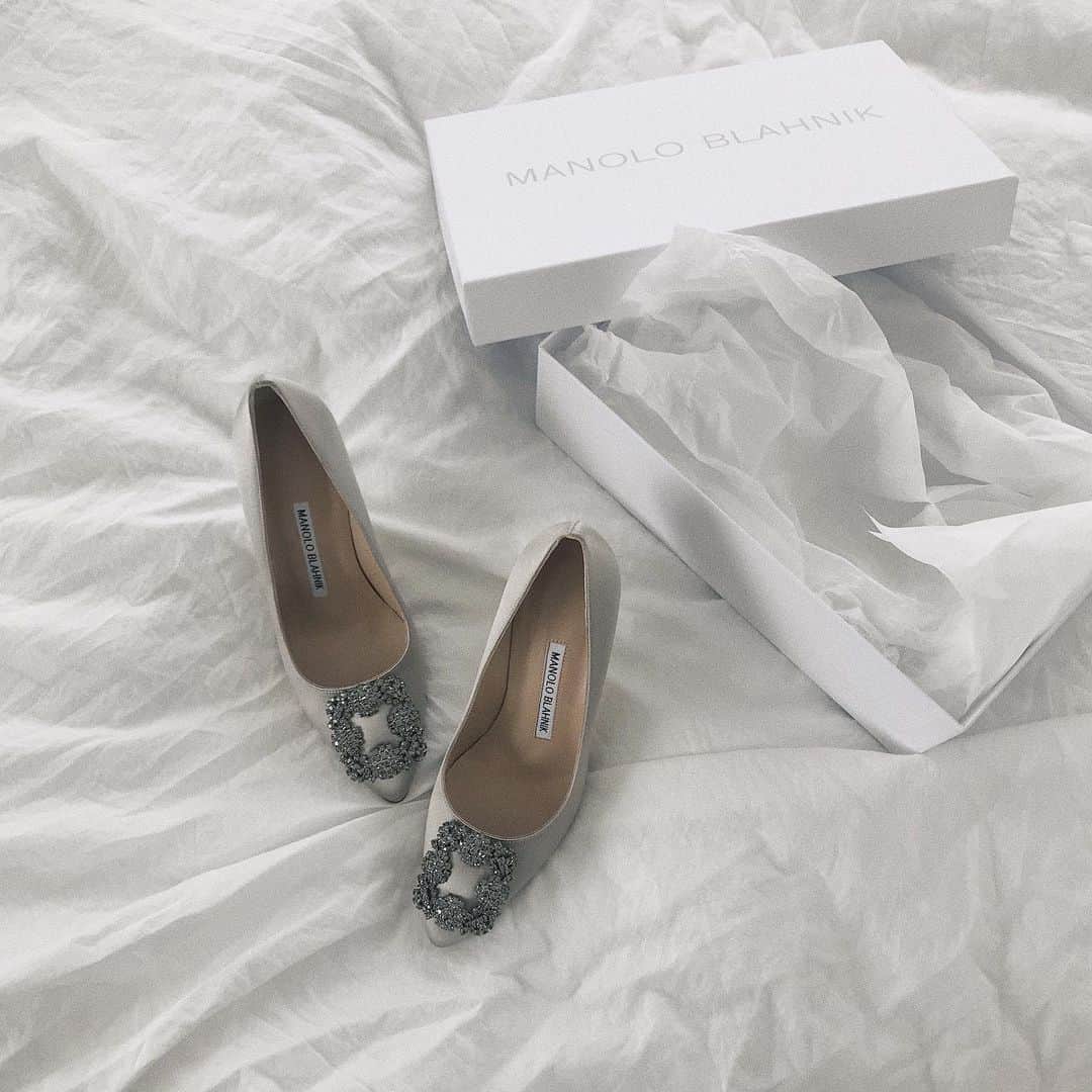 のインスタグラム：「式に向けて準備を少しずつ…♡ #wedding#manoloblahnik#hangisi#hangisiheels」