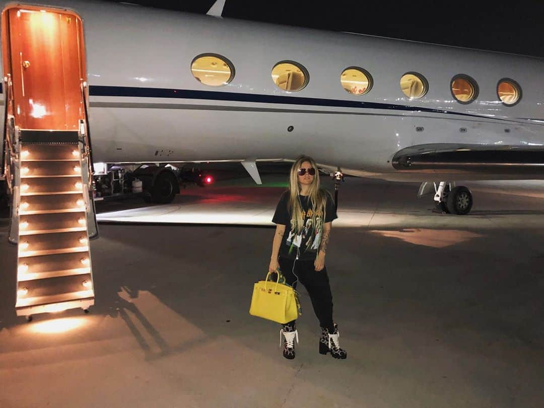 アヴリル・ラヴィーンさんのインスタグラム写真 - (アヴリル・ラヴィーンInstagram)「Tour bus broke down. Can’t stop us, Denver here we come !!#headabovewatertour ✈️🎸」9月21日 15時02分 - avrillavigne