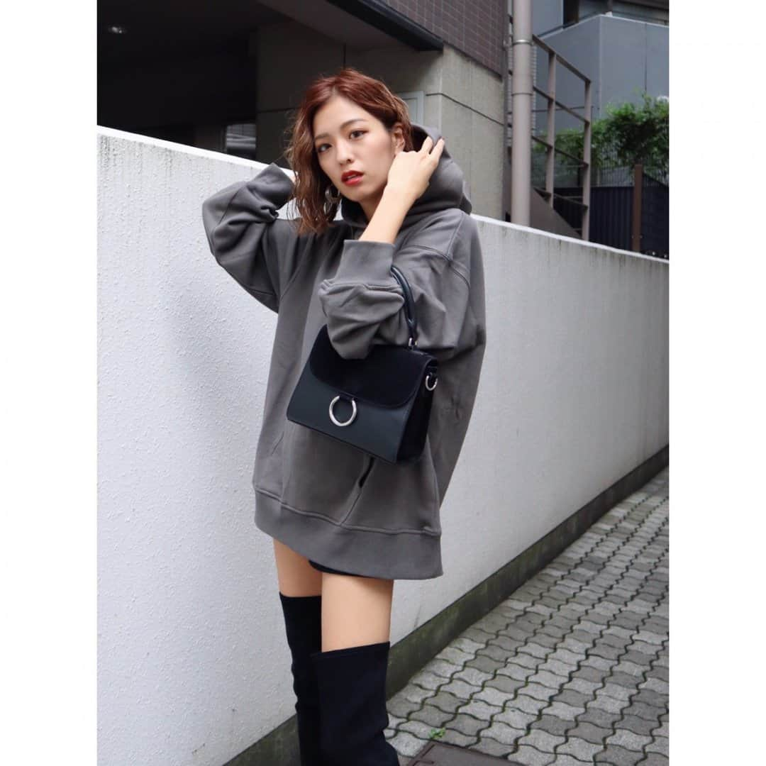 EMODA_LOOK BOOKさんのインスタグラム写真 - (EMODA_LOOK BOOKInstagram)「#MYSTYLEEMODA ㅤㅤ 2019 A/W SEASON CONCEPT -BLACK- ㅤㅤ ㅤㅤ ▼WEB Limited▼ ・OVER SIZE HOODIE ㅤ @tokunaga_minori 164cm ㅤㅤ ㅤㅤㅤ ㅤㅤㅤ 着用アイテムはTOPのURLからCHECK✈️ ㅤㅤ #EMODA #RUNWAYchannel @emoda_official」9月21日 20時30分 - emoda_snap