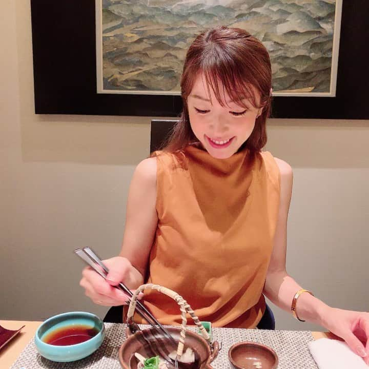 河島未怜のインスタグラム：「秋の味覚🍁 ・ きょうは気温が下がりましたね、、 わたしは軽井沢に来ているのですが、 こちら最高気温15度でした！ #まるで初冬のよう さむ〜〜い！！ ・ いやいや、 わたしの秋は始まったばかりなのよ。 今年初めての #松茸 #土瓶蒸し 最高でした♡ ・ ・ #軽井沢グルメ  #秋の味覚 #旬を食べる  #美味しいごはん #グルメ巡り  #動画で撮ってみた #ナチュラルフードコーディネーター」