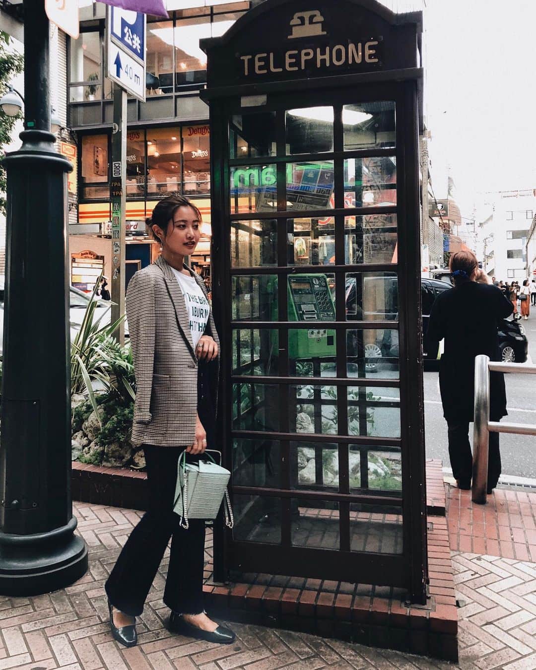 のインスタグラム：「. 昨日の #しゅなっぷ 🥰 やっと秋って感じ😍嬉しすぎる！！ 秋服大好き秋大好き😻❤️ . jacket _ @hm  tops _ @gogosing_jp  denim _ @sly_official  shoes _ @charleskeith_jp  bag _ @zara . . #服 #私服 #ファッション #コーデ #コーディネート #coordinate #fashion #ootd #outfit #code #秋コーデ #秋服」
