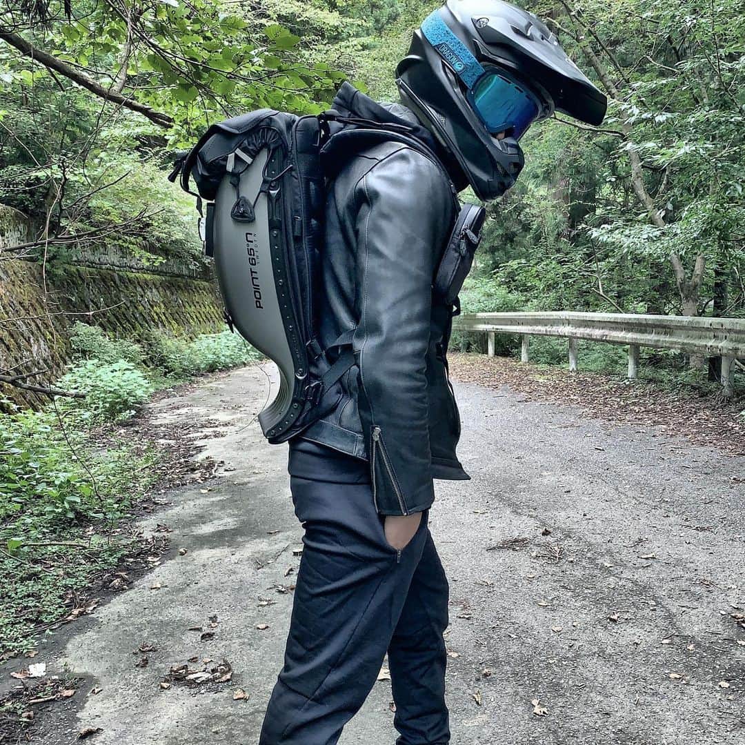 伊阪達也のインスタグラム：「#ボブルビー #ヤビツ峠 #湧き水  #wr250x  休みだったからちょっと走ってきた。 誕生日にもらったボブルビー。かわいいでしょ 水汲んで飲んだ。 そろそろスプロケとチェーン交換しようかな。」