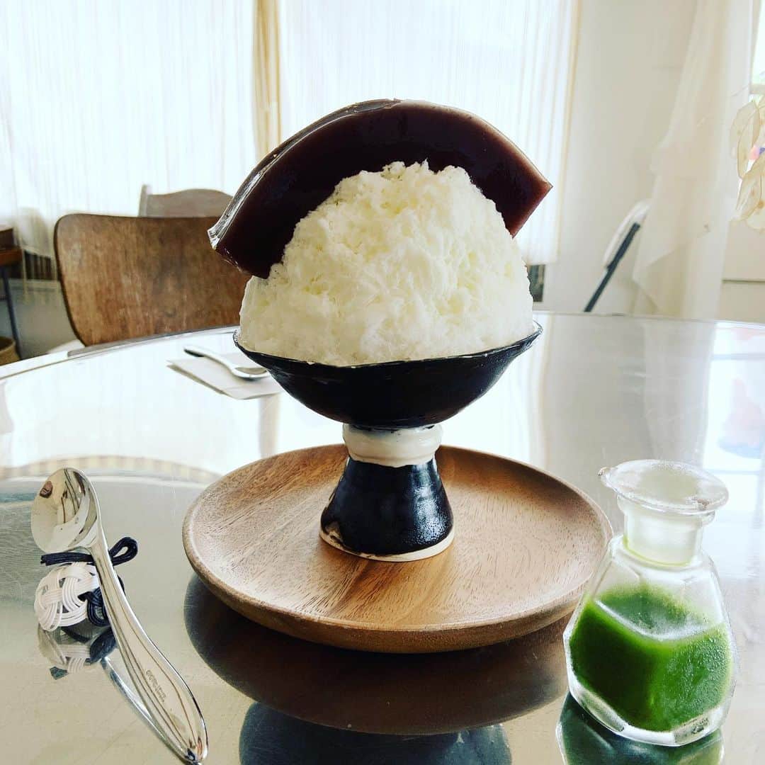 志摩有子さんのインスタグラム写真 - (志摩有子Instagram)「珍しくもウォーキングして、長風呂して体温を上げて臨んだ2回目の喫茶ベレー。前回は無かったクリームソーダにありつけた！本当にメロンソーダ！シロップがちゃんとシュワシュワしている。しかも中にはゴロッとメロン入り。フレッシュないちじくミルクも前回に続いての髷ミルクもおいしかったなぁ。それにしてもカキ氷マニアのお歴々はお一人様で3食は完食なさるのね。当方、ご指南役の @yuki3_0228  に秋になって初参戦の @dateatsu  との3人で5食。大満足。 #カキ氷 #クリームソーダ #喫茶ベレー」9月21日 15時07分 - ariko418