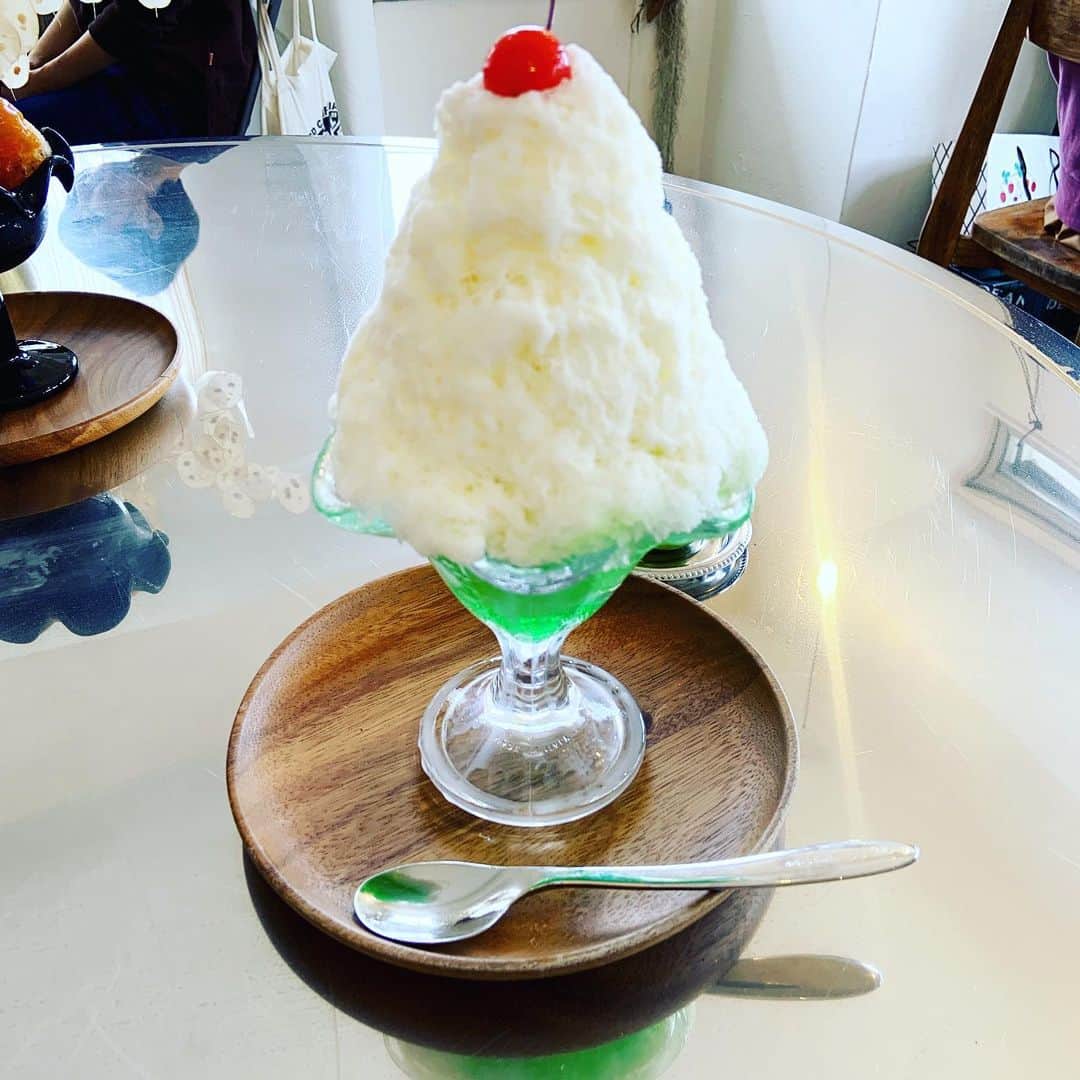 のインスタグラム：「珍しくもウォーキングして、長風呂して体温を上げて臨んだ2回目の喫茶ベレー。前回は無かったクリームソーダにありつけた！本当にメロンソーダ！シロップがちゃんとシュワシュワしている。しかも中にはゴロッとメロン入り。フレッシュないちじくミルクも前回に続いての髷ミルクもおいしかったなぁ。それにしてもカキ氷マニアのお歴々はお一人様で3食は完食なさるのね。当方、ご指南役の @yuki3_0228  に秋になって初参戦の @dateatsu  との3人で5食。大満足。 #カキ氷 #クリームソーダ #喫茶ベレー」