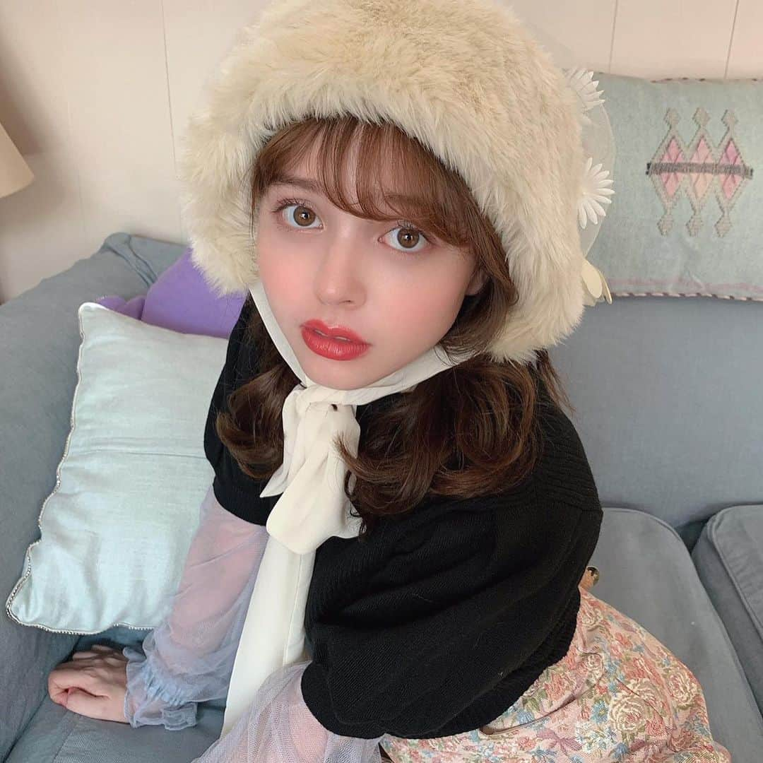 LARMEさんのインスタグラム写真 - (LARMEInstagram)「LARME042「Dressing up to find a new self」よりオフショットを公開🍒  もこもこのファー帽がBaby感あふれる、キュートなナナをお届け👼💕 新しい自分へとアップグレードできる 秋の着まわしスタイルを紹介してるよ👠  これから買う秋服の参考になるから是非チェックしてね💗  #加藤ナナ #LARME #LARME042 #ラルム #larmemagazine #fashion #秋ファッション #着まわしスタイル #ガーリー #girl #girly」9月21日 15時08分 - larmemagazine