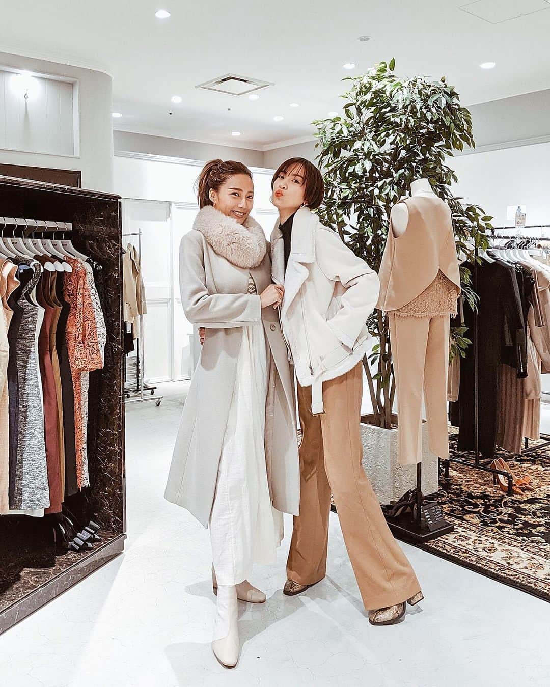 ソンイのインスタグラム：「AMBIENTの今季のアウター可愛いぃ☃️💕 @ambientofficial の有楽町マルイ店にて9月19日から9月25日の1週間、アウター受注会を開催しているから @kathy_tan529 ちゃんと一緒に遊びに行ってきたよ🥰 カッコつけて写真撮ろうと思ったけどケイカちゃんといるとすーぐふざけちゃう🤣✌🏼 冬のアウターの全ラインナップを実際に試着して受注できるからカラーや形や肌触りなど体感してじっくり選べるの嬉しいよね😌 私はカジュアルに着れるアウターを選びました🐑🖤 お店で通常のお買い物も楽しんでパイソン柄のパンプスに一目惚れ🐍💛 私服で着ていったチェックのJKもAMBIENTだよ💫 #ambient_official @ambient_yurakucho」