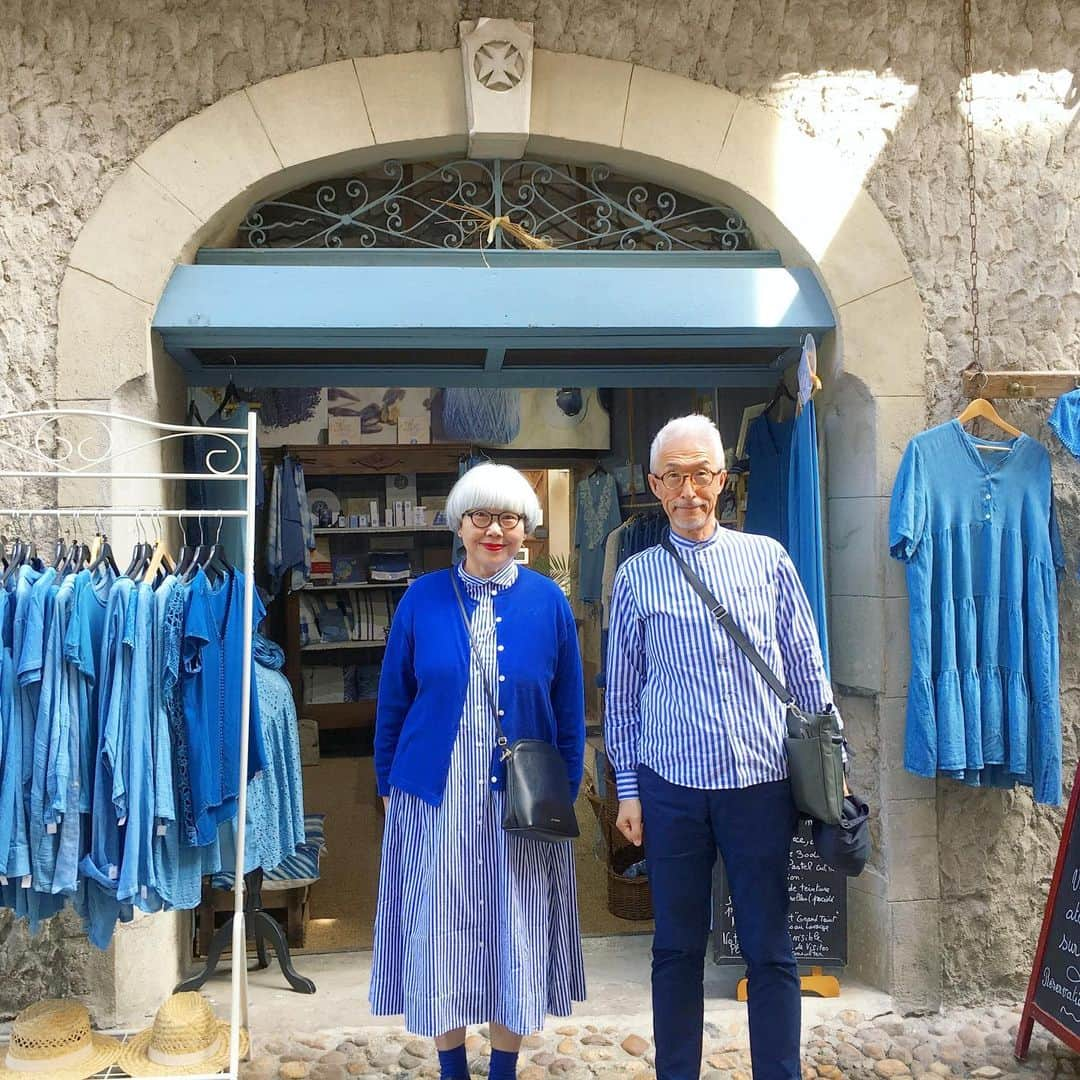 bon ponさんのインスタグラム写真 - (bon ponInstagram)「南フランス オクシタニー地方の旅🇫🇷 9月13日(金) これから先の旅の間、ずっとお世話になる現地ガイドのノブコさんがホテルに迎えに来てくださいました。ここから先はノブコさんが運転する車での移動となります🚙 ロートレックへ向けて出発。 ・ 《ロートレック Lautrec》 オクシタニー地方のちょうど真ん中に位置する小さな街。中世の建物が残る、のどかな街です。「フランスの最も美しい村」にも選ばれました。 ・ 【パステル工房La Ferme Au Village】 中世から16世紀にかけて、パステルの葉を用いて青色を作ることが行われていました。当時のパステル商人は国王よりも裕福だったといいます。そんなパステルの栽培と染色の様子を見学することができました。 パステルの青に合わせて、この日は青コーデにしました💙💙 パステルの染料には防虫効果もあるそうで、衣類の他に建物の塗料としても使われたそうです。 パステルというと画材しか知らなかったので、目からウロコでした😳😳 ・ ランチ：La Ferme Au Village 特産物であるバラ色のニンニク（Ail Rose de Lautrec）をふんだんに使ったスープをいただきました。 大きな器にたっぷり運ばれてきたニンニクスープ🥣とてもまろやかで優しい味でした。 生ハムのサラダやチキンのお料理もとても美味しかったです😍😍 ・ 小さな村にも立派な教会がありました⛪️ ・ ロートレックに向かう前に、林の中に佇む紙作りの工房を訪ねました。(8〜10枚目) 【紙作り工房 Le Moulin à Papier de Brousses et Villaret】 カルカッソンヌから車で約20分、林の中にたたずむ水車小屋。ここでは、7世代にわたって紙作りが営まれてきました。色のついた布や、様々な種類の植物の繊維を用いて、色の付いた紙を作ります。工房内では、原料の準備に使う打解器やビーターなどの大型機械が見られました。また、紙でできたドレスも展示されていました。日本人のアーティストともコラボしているそうです。 ご主人がひとつひとつ丁寧に説明してくださいました。和紙の作り方にも似ていますが、原材料や漉き方に特徴がありました。 近隣の子供達が、紙作りの体験学習に訪れているそうです。 ・ @Tourisme_en_Occitanie ・ ・ #TourismeOccitanie #TourismeTarn #フランス観光開発機構 #南フランス #オクシタニー地方 #ロートレック #夫婦 #60代 #ファッション #コーディネート #リンクコーデ #夫婦コーデ #グレイヘア #白髪 #共白髪 #couple #over60 #fashion #coordinate #instafashion #instagramjapan #greyhair #bonpon511 ・ つづく」9月21日 15時29分 - bonpon511