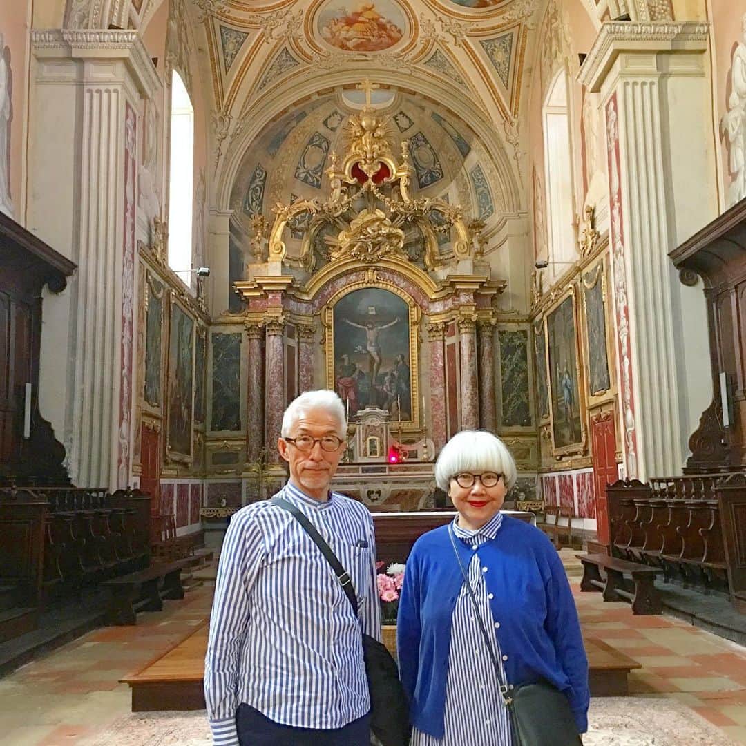 bon ponさんのインスタグラム写真 - (bon ponInstagram)「南フランス オクシタニー地方の旅🇫🇷 9月13日(金) これから先の旅の間、ずっとお世話になる現地ガイドのノブコさんがホテルに迎えに来てくださいました。ここから先はノブコさんが運転する車での移動となります🚙 ロートレックへ向けて出発。 ・ 《ロートレック Lautrec》 オクシタニー地方のちょうど真ん中に位置する小さな街。中世の建物が残る、のどかな街です。「フランスの最も美しい村」にも選ばれました。 ・ 【パステル工房La Ferme Au Village】 中世から16世紀にかけて、パステルの葉を用いて青色を作ることが行われていました。当時のパステル商人は国王よりも裕福だったといいます。そんなパステルの栽培と染色の様子を見学することができました。 パステルの青に合わせて、この日は青コーデにしました💙💙 パステルの染料には防虫効果もあるそうで、衣類の他に建物の塗料としても使われたそうです。 パステルというと画材しか知らなかったので、目からウロコでした😳😳 ・ ランチ：La Ferme Au Village 特産物であるバラ色のニンニク（Ail Rose de Lautrec）をふんだんに使ったスープをいただきました。 大きな器にたっぷり運ばれてきたニンニクスープ🥣とてもまろやかで優しい味でした。 生ハムのサラダやチキンのお料理もとても美味しかったです😍😍 ・ 小さな村にも立派な教会がありました⛪️ ・ ロートレックに向かう前に、林の中に佇む紙作りの工房を訪ねました。(8〜10枚目) 【紙作り工房 Le Moulin à Papier de Brousses et Villaret】 カルカッソンヌから車で約20分、林の中にたたずむ水車小屋。ここでは、7世代にわたって紙作りが営まれてきました。色のついた布や、様々な種類の植物の繊維を用いて、色の付いた紙を作ります。工房内では、原料の準備に使う打解器やビーターなどの大型機械が見られました。また、紙でできたドレスも展示されていました。日本人のアーティストともコラボしているそうです。 ご主人がひとつひとつ丁寧に説明してくださいました。和紙の作り方にも似ていますが、原材料や漉き方に特徴がありました。 近隣の子供達が、紙作りの体験学習に訪れているそうです。 ・ @Tourisme_en_Occitanie ・ ・ #TourismeOccitanie #TourismeTarn #フランス観光開発機構 #南フランス #オクシタニー地方 #ロートレック #夫婦 #60代 #ファッション #コーディネート #リンクコーデ #夫婦コーデ #グレイヘア #白髪 #共白髪 #couple #over60 #fashion #coordinate #instafashion #instagramjapan #greyhair #bonpon511 ・ つづく」9月21日 15時29分 - bonpon511