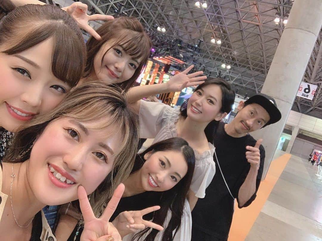 比良祐里のインスタグラム：「東京ゲームショウで1番びっくりしたこと😳✨ 今回モデルチームにはヘアメイクのなべさんとるいちゃんが付いて下さってたのですが、実はるいちゃんと私 小中学校同級生で😳💓💓 リハ時のヘアメイクさん顔合わせの時に、るいちゃんの顔見てびっくり！！. え！なんでいるの！？って😂💓 地元の同級生とこうやって一緒にお仕事出来たことがとっても嬉しかった🥺💓 毎日可愛くしてくれたなべさん、るいちゃん、ありがとうございました❤️ . .  #TGS2019 #Xperia #モデル」