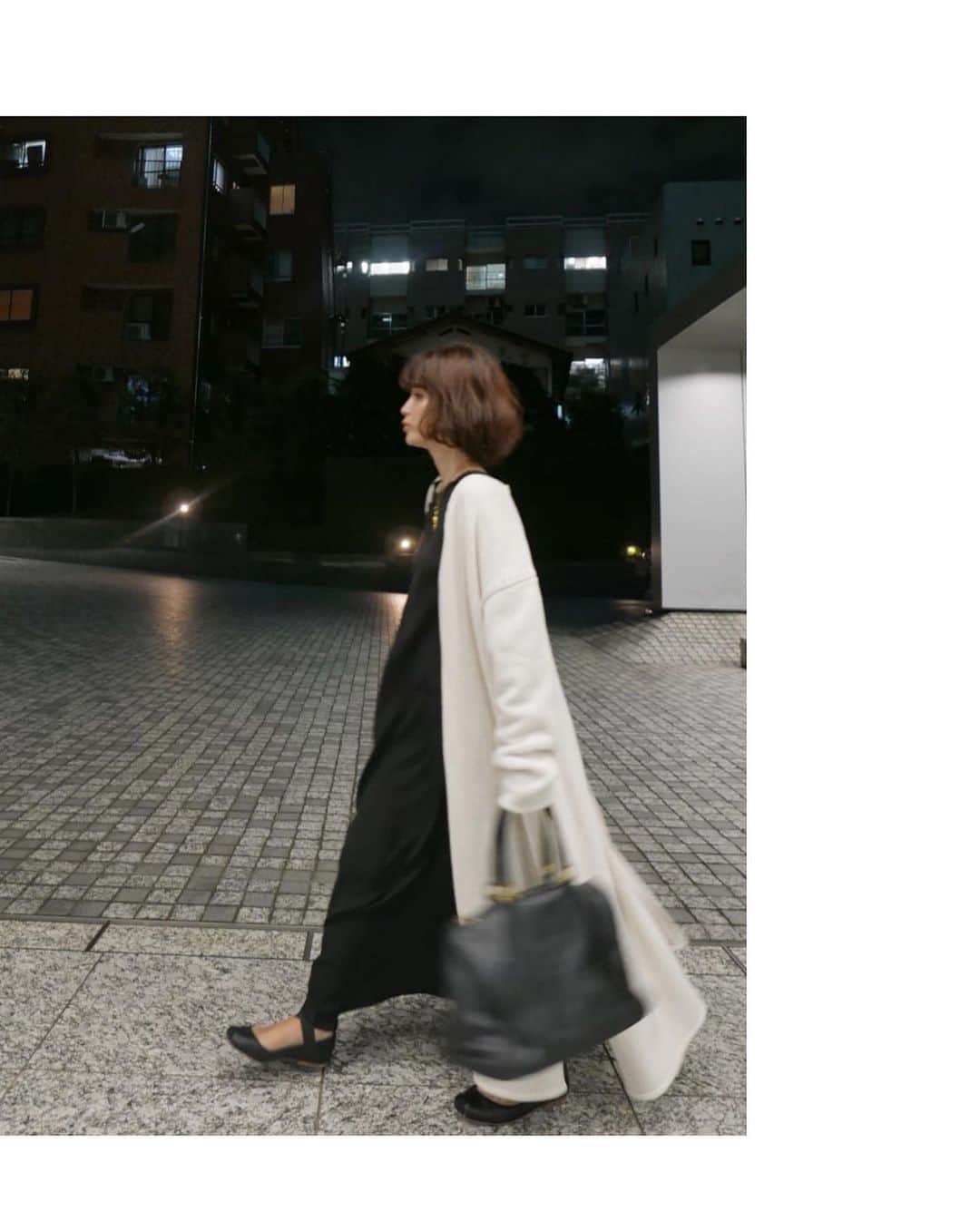 のインスタグラム：「さっきのオバケ👻ドレスにコットンガウンを 羽織ったバージョン👍 ・ ・ ・ outer/ #コットンサイドスリットロングガウン one-piece/ #ワッシャーサテン2wayドレス  発売中 leggings/ #コットンリネンミリタリーレギンス  発売中 bag/ #LOEWE shoes/ #ストラップバレエシューズ  発売中 ・ ・ #only #etretokyo#loewebag #156cm #junna👠 #2019etreAW #エトレニット#ニット#レギンス #秋服#エトレの🩰」