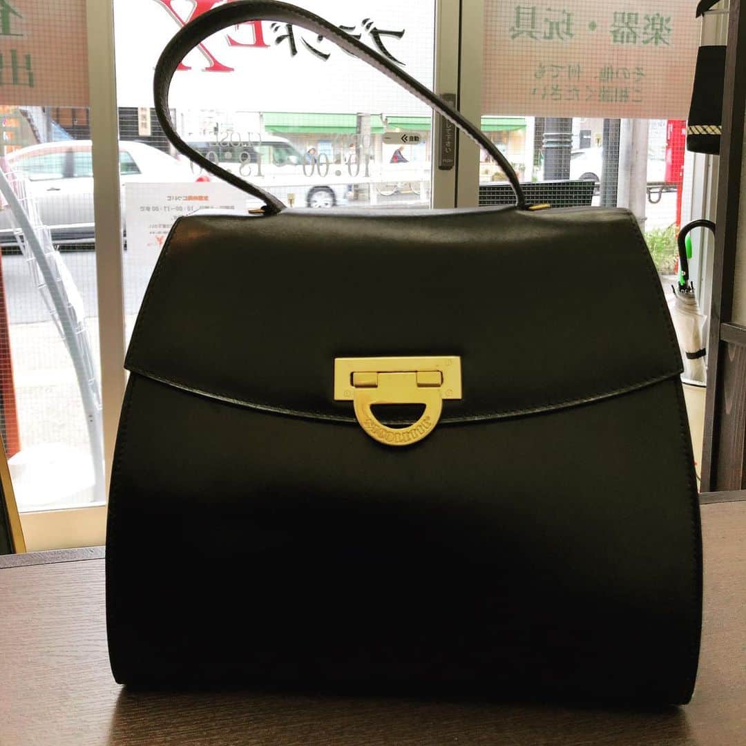 ブランド EXのインスタグラム：「nicoletteのハンドバッグを買い取りました。 #杉並区 #高価買取 #高井戸 #浜田山 #井の頭線 #ブランドEX #営業中 #女性スタッフ在籍 #お気軽にどうぞ😊 #夏休み #片付け #整理して出てきた商品 #拝見させて下さい！ #出張買取も致します #貴金属 #切手 #金券」