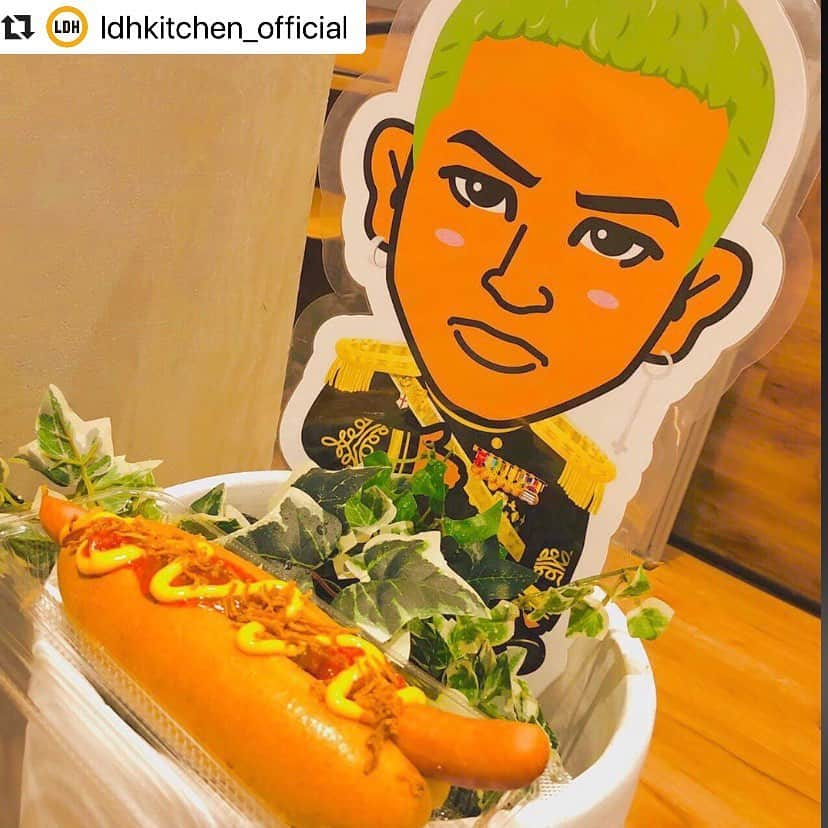 居酒屋えぐざいるPARKさんのインスタグラム写真 - (居酒屋えぐざいるPARKInstagram)「@ldhkitchen_official . 『出張居酒屋えぐざいるin TOKYO STELLAMAP Cafe』開催中‼️🎉🎉 . 三代目 J SOUL BROTHERS LIVE TOUR 2019 ”RAISE THE FLAG” で大好評の「出張居酒屋えぐざいる」のFOODコーナーが、STELLAMAP Café(ソフマップAKIBA4号店7階)にて期間限定で展開中💫💫 . 【FOODコーナーからのご紹介🙋‍♂️】 本日は、、、 🌟《ELLY》食べるっしょ！RAISE THE ホットドッグ🌟 パンからはみ出すソーセージは食べ応え満点😍 サルサソースでピリッとスパイシーなホットドッグ🌭に、フライドオニオンをふりかけ、相性抜群の一品😋 . ぜひ、お召し上がりください☺️ . 出張居酒屋えぐざいるでパワー補給💪をして、“RAISE THE FLAG”で、最高に盛り上がりましょう☝️✨ . 【FOODコーナー】 ☆FOOD 《NAOTO》NAOTOさ～んのパニーニ 800円 《山下 健二郎》Fresh Fish Burger 800円 《ELLY》食べるっしょ！RAISE THE ホットドッグ 800円 . ☆DRINK 《岩田 剛典》俺オーレ 700円 《小林 直己》RAISE THE FLAG スカッシュ700円 《今市 隆二》Lager 800円 ※未成年者の飲酒は法律で禁止されています。又、未成年者に対しては酒類を販売致しません。購入の際は顔写真付きの身分証の提示をお願い致します。 《今市 隆二》Jr.Lager 800円 ※こちらの商品はノンアルコールとなっております。 . ☆SWEETS 《登坂 広臣》RAISE THE ICE 800円 . ・RAISE THE FLAG KITCHEN OKASHIコーナーで好評の商品を一部販売 . 【営業日時】 9/21(土) 10:00~18:00 9/22(日) 10:00~18:00 9/23(祝月) 10:00~15:00 9/24(火) 10:00~18:00 9/25(水) 10:00~18:00 9/26(木) 10:00~15:00 . 【場所】 STELLAMAP Cafe (ソフマップ AKIBA4号店7階) 東京都千代田区外神田 1-10-8 . 【注意事項】 ●商品には数に限りがございますので、無くなる場合がございます。 ●食品は、手洗いを充分にしてからお早めにお召し上がり下さい。 ●アルコール飲料をご購入の方は、FOODコーナーにて顔写真付き身分証明書のご提示をお願い致します。 [パスポート、運転免許証、住民基本台帳カード・個人番号カード(マイナンバーカード)・外国人登録証・障碍者手帳・在留カード(全て要写真付き)] ※コピー不可 顔写真付き身分証明書をお忘れになった場合は、アルコール飲料のご購入はできませんので、あらかじめご了承ください。 ●荒天等の場合、営業を中断、中止する場合がございます。 ●営業時間は、混雑状況や天候等により、予告無く変更する場合がございます。 ●深夜、早朝からの場所取り等の行為は近隣へのご迷惑になりますのでご遠慮下さい。 ●売り場までの通路が狭く、階段もございますのでお手荷物を可能な限り少なくした状態でお越し下さい。ご協力をお願い致します。 ●熱中症対策を十分に準備し、お越し下さいませ。お待ち頂くことが長くなる場合がございます。 ●商品は全てテイクアウト商品となります。店内での飲食は禁止させて頂きます。 ●東京ドーム場外での出張居酒屋えぐざいるブースの展開はございません。 . ※上記の注意事項、予めご了承ください。 . #RAISETHEFLAG #RTF #三代目JSOULBROTHERS #出張居酒屋えぐざいる #LDHkitchen #STELLAMAP Cafe #ソフマップ #AKIBA #秋葉原 #わくわくがとまらない #食べるっしょRAISETHEホットドッグ」9月21日 15時33分 - izakaya_exile