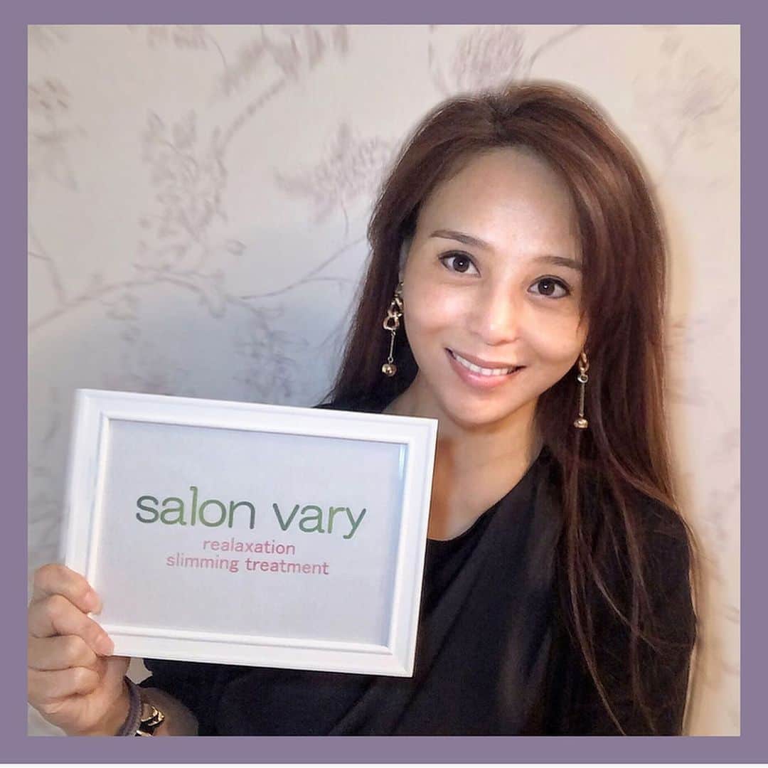 のインスタグラム：「昨日は恵比寿にある @salonvary_official  エステサロン💆‍♀️行ってきました ． 水玉リフティングって知ってる？ ． 韓国でも大人気の最新の超音波フェイシャル💕 ． お肌の真皮層までアプローチしてシミ、くすみなどを改善してくれまーす🙌 ． 痛みもダウンタイムも 一切ないよ ． その後ハイパーナイフで 顔のタルミとり 小顔にしてもらいました〜🙌 ． 両方とも あったかくて 気持ちよかった💕 ． 医療用の強いマシンとかじゃないから全く痛みないし すごいリラクゼーション💕 ．  ダウンタイムとかお肌の負担もないから 3〜4日に1回とかで施術したら肌が蘇りそうな予感💕 ． ちなみに私 今日は見違えるほど プルンプルンでーす✌️💕 ． #エステ #フェイシャル #超音波 #水玉リフティング #ハイパーナイフ #小顔#しみしわたるみ  #エイジングケア」
