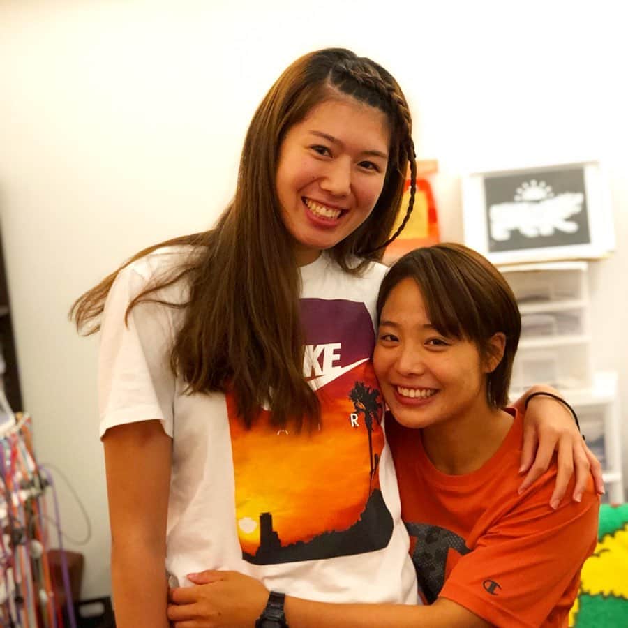 藤巻紗月のインスタグラム：「🏀🏊‍♀️🏀🏊‍♀️🏀 いつもお世話になっている さんたか整骨院にて。 こんなに女の子を見上げたのは初めて😍 バスケ選手の中田珠未ちゃん。 かっこよすぎ！ たまちゃんアジアファイトーー🇯🇵 #早稲田大学#慶應義塾大学 #バスケ#フィンスイミング  #身長差 #サンタカ整骨院  #champion#cpfu#championjp」