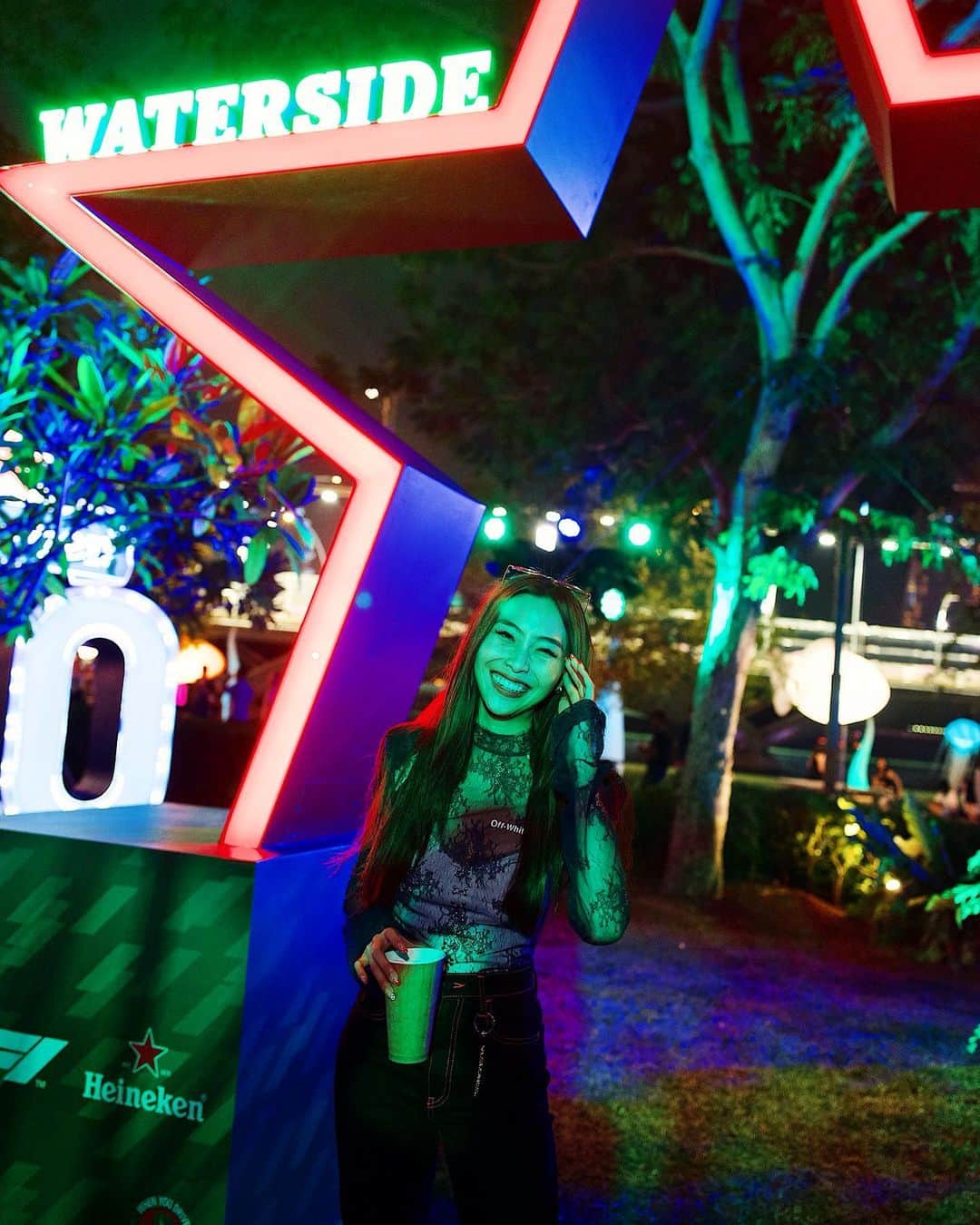 ソニアのインスタグラム：「Kicked off race weekend with @heinekensg! This isn’t the first time I’m experiencing the Grand Prix with them and IT IS ALWAYS A KILLA TIME 🔥  Make sure you make a pit stop at Zone 4 Waterside - there’s gonna be a Heineken F1 tyre activation, lots of great photo ops, live streaming of the race and DJs to take you through the night! It’s the place to be to enjoy F1 weekend 🏁 . #HeinekenF1 #HeinekenSG #HeinekenF1Experience #SingaporeGP #F1NightRace #ad」