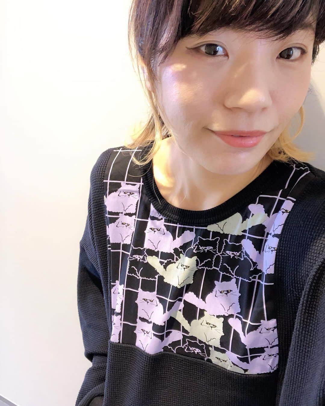 東出真緒さんのインスタグラム写真 - (東出真緒Instagram)「トゥデイもレコーディングです👐🏻 今日寒い(らしい)から長袖きたよ。 紫の猫さん可愛い💜🐱💜 @sheiro1109 の猫プルオーバー💘 . #fashion #cat #ねこ #ねこ部」9月21日 15時53分 - mao_bigmama_vn