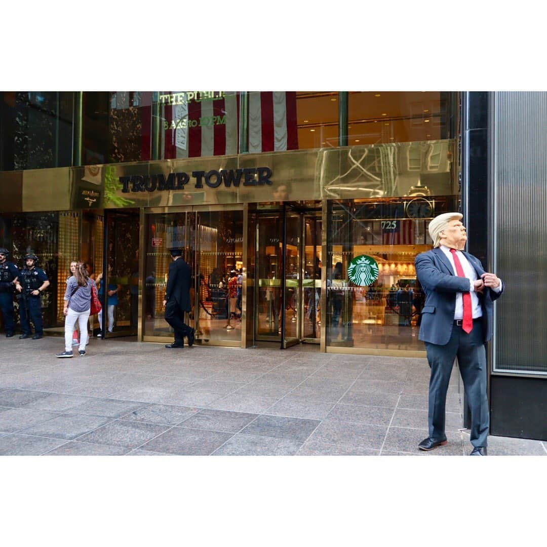 伊藤来笑のインスタグラム：「✴︎ TRUMP TOWER ✴︎ . トランプさん発見(?) それにしても、銃を持って構えてる 警察官の逞しさ半端ないですよね〜😳 . . #トランプタワー #アメリカ旅行 #ニューヨーク旅行 #海外旅行 #ドナルドトランプ  #trumptower #donaldtrump  #travelnyc #nyc」