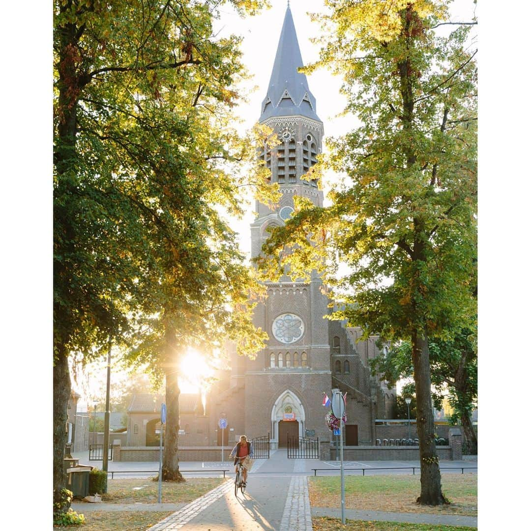 Eelco Roosさんのインスタグラム写真 - (Eelco RoosInstagram)「I’m delighted to spend another weekend in @visitbrabant! Starting in Nuenen, a village where Vincent Van Gogh lived from 1883 till 1885, it’s pretty amazing to be able to walk in van Gogh’s footsteps right here in town. #ad」9月21日 16時00分 - croyable