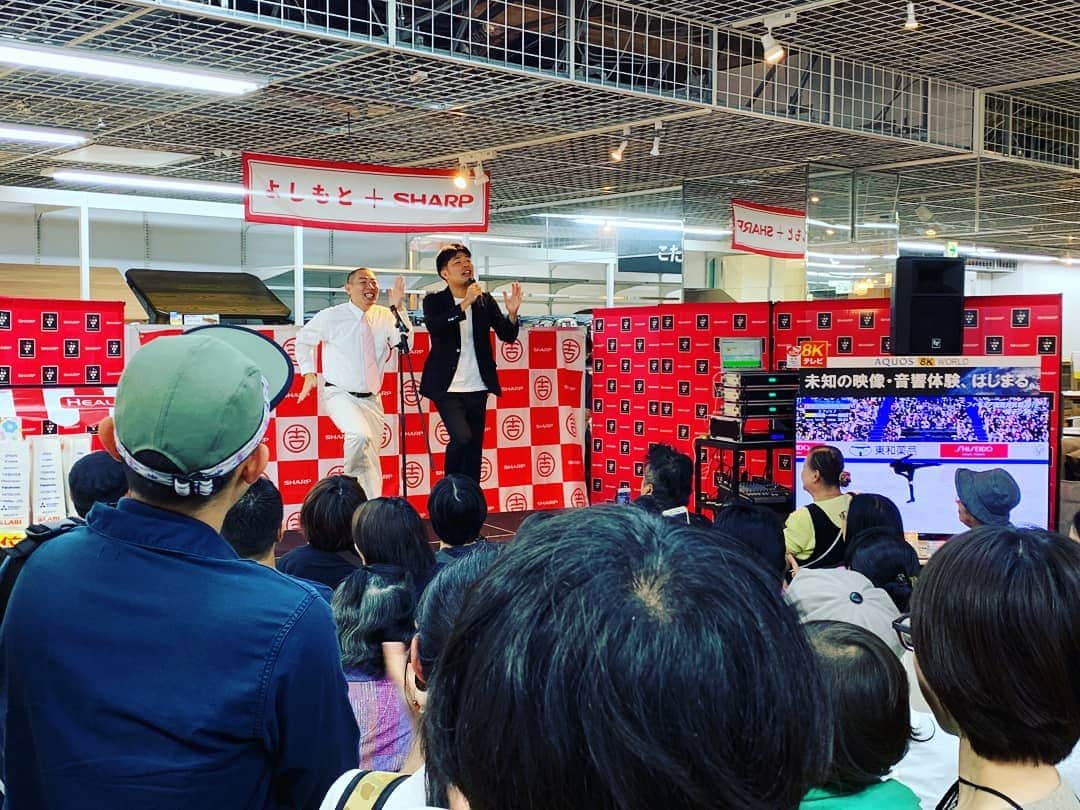 のインスタグラム：「『SHARP × よしもと』大井町駅の前のヤマダ電機でイベント♪14時からもあります(*^^*) SHARPのテレビ８K 凄いのです⤴️⤴️ 明日(日)はデニスとスカチャン♪明後日(月)ゆったり感♪がここに来るよ♪入場無料♪ぜひ♪#品川 #大井町駅 #ヤマダ電機 #SHARP #よしもと #レギュラー #あるある探検隊 #8kテレビ」