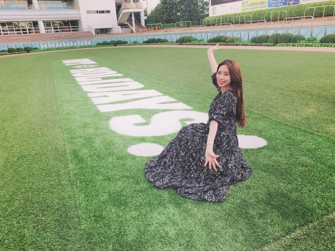 横井美穂さんのインスタグラム写真 - (横井美穂Instagram)「. 正解は競馬場でしたーっ！！🤠🌼 お仕事で中山競馬場に行って 普段入ることのできないバックヤードにもお邪魔してきましたっ🏇🌈🌟 しかし競馬って難しいよねー！！ コースによってお馬さんの調子が変わるとか、お馬さんも人間と一緒で長距離と短距離で得意不得意があるだとか、初めて知った😳🌟 競馬するにあたって知識たくさん持ってないといけないのもあるけど、 あとは本当運だなって思いました笑 #中山競馬場 #競馬 #お仕事 #私は短距離派 ←」9月21日 16時22分 - miho__yokoi